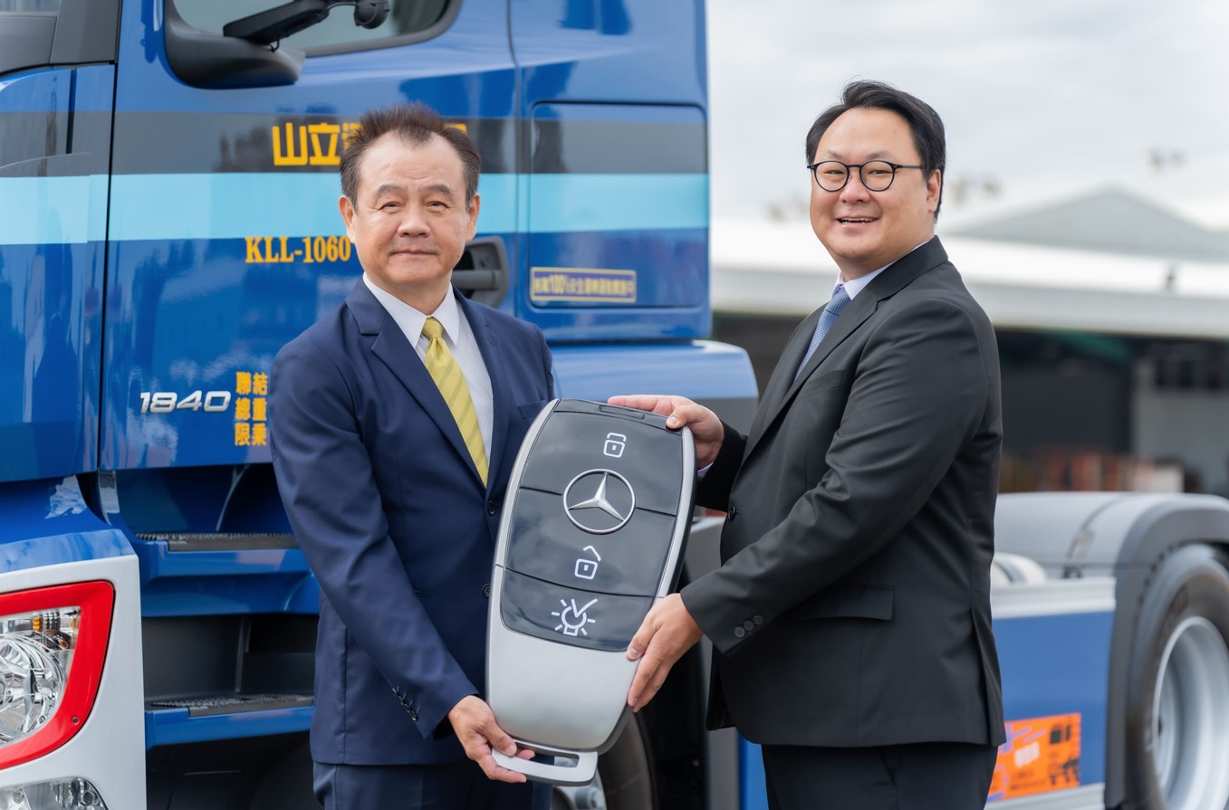 【圖3】台灣戴姆勒亞洲商車旗 Mercedes Benz Trucks歡慶第500輛新車交付！由長期合作夥伴 “山立通運股份有限公司” 拔得幸運車主頭銜(圖右為dtat執行長 朴正祐、圖左為山立通運股份
