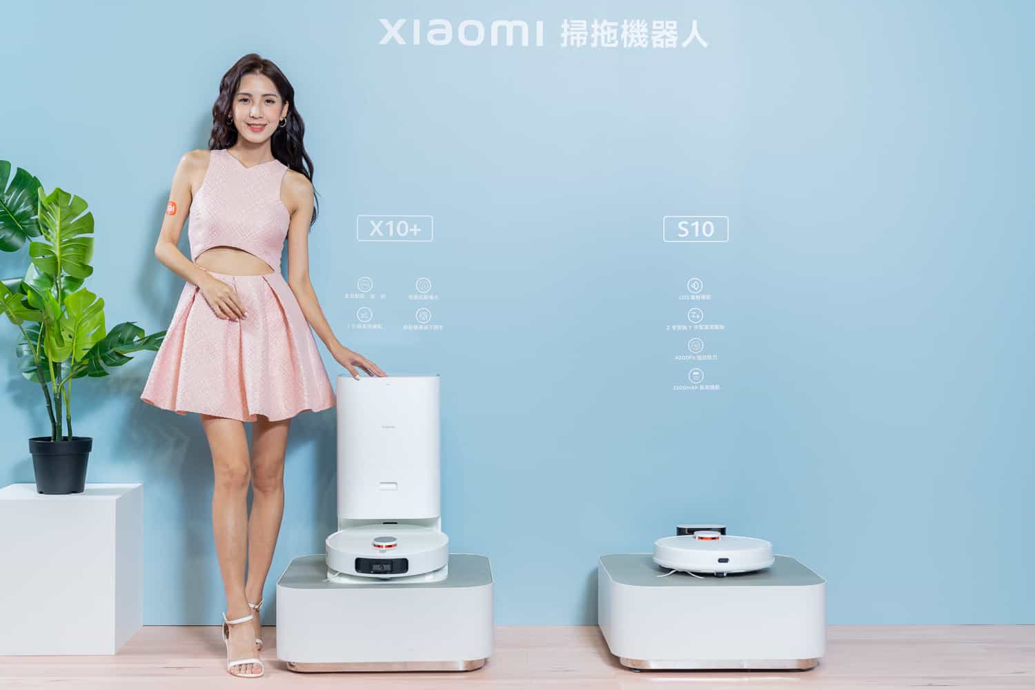 一站式智慧清潔工作站 Xiaomi 掃拖機器人 X10+配備17000pa強勁吸力、雙風管自動集塵設計與升級的拖地功能，一機就能包辦自動集塵、清洗拖布、熱風烘乾和注水等全方位日常清潔工作。