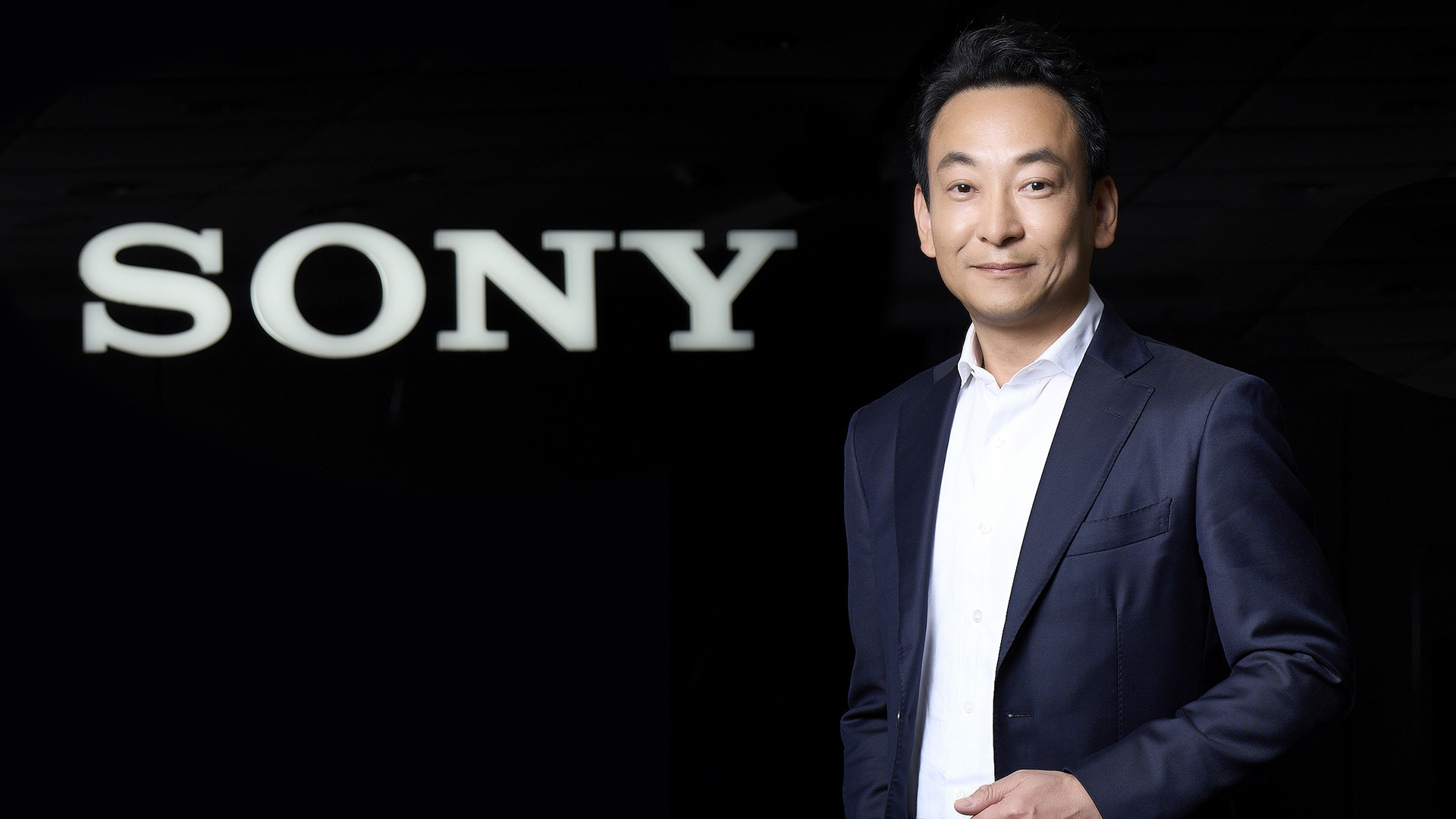 台灣索尼行動通訊總經理一職將由筒塩具隆 (tomotaka Tsutsushio)擔任，負責 Sony 在台手機整體事業的策略規劃與營運。