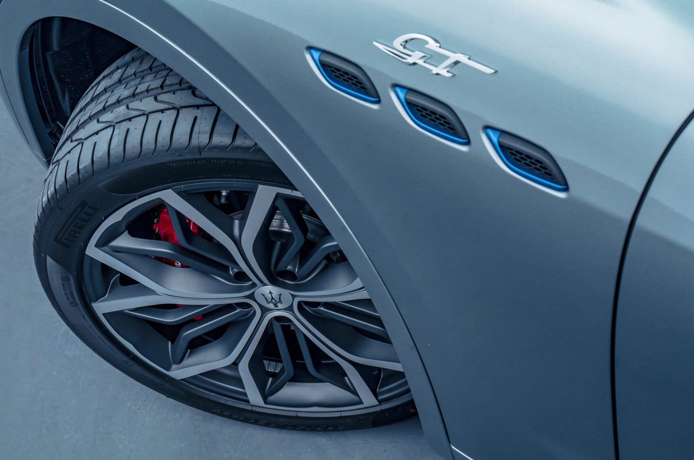 圖2 Levante Gt Performance 搭配前六後單體式活塞 Brembo 紅色剎車卡鉗、 21 吋 Eracle 輪圈,使車身散發出更加引人注目的張力,具備不容忽視的霸氣氛圍