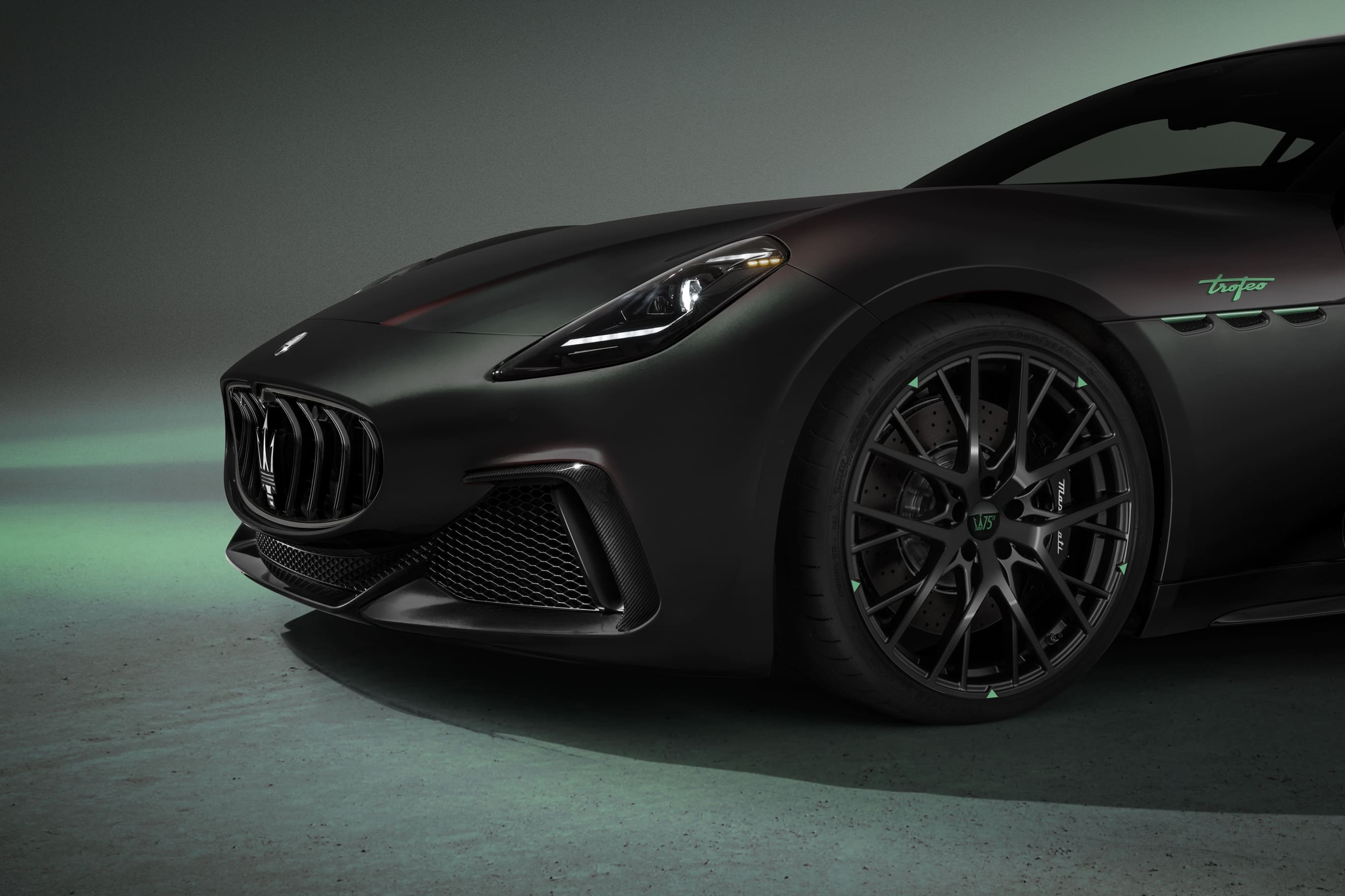 圖5 Granturismo Primaserie 「彗星黑（nero Cometa）」則透過 Dark Matte 消光黑四層烤漆，以極具質感的呈現方式打造而成，綴以薄荷綠展現卓越性能美學