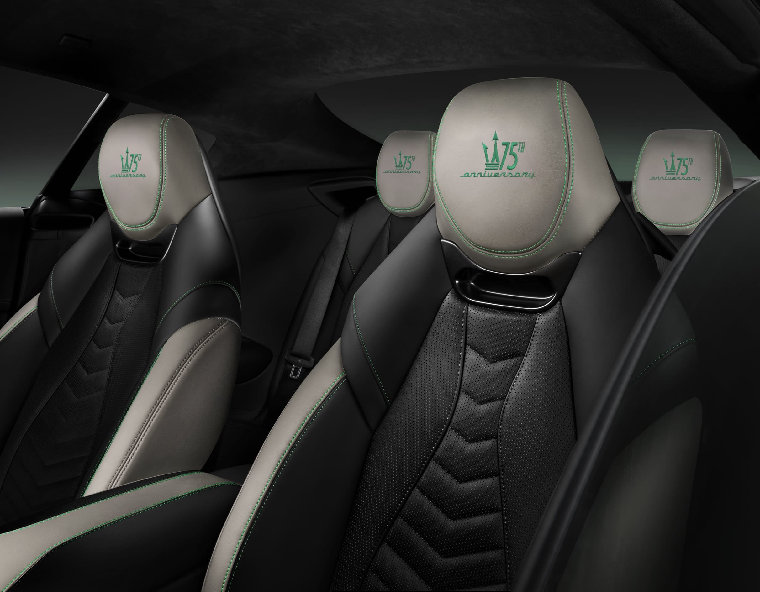 圖6 Granturismo Primaserie 「彗星黑（nero Cometa）」版本使用薄荷綠增添亮眼的綠色元素，使車身整體更具前衛科技感，演繹壯遊征途中超凡脫俗的性能美學