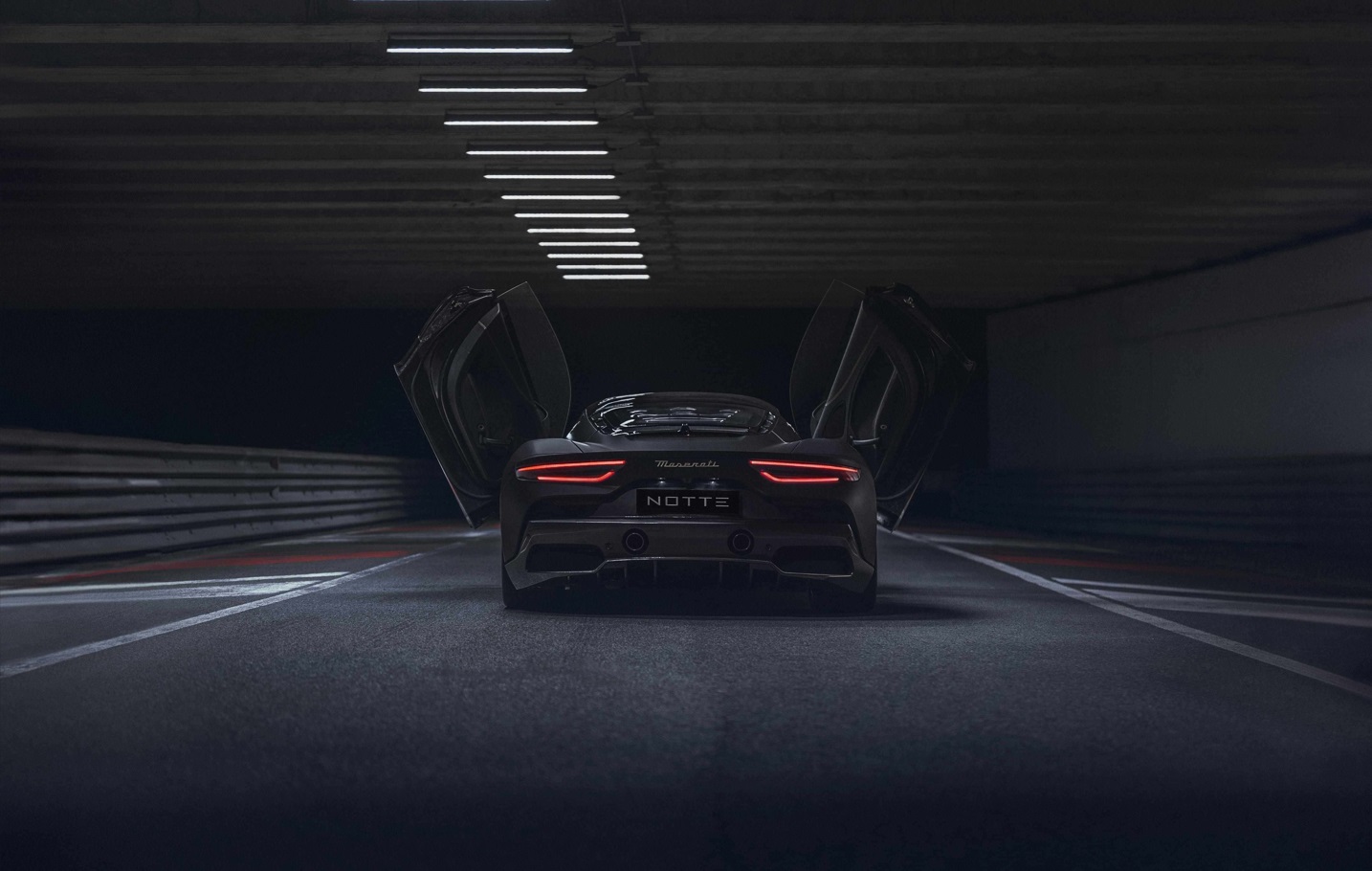 圖7 Mc20 的首款限量版車型結合賽道激情與黑夜魅力,將極致性能、義式優雅以及夜幕的專屬神秘感完美融合