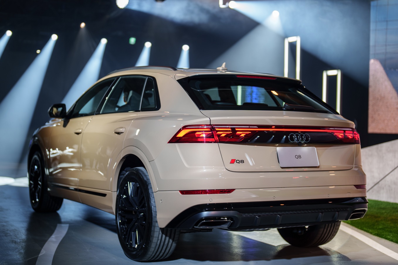 圖7 Audi Q8 數位oled 尾燈