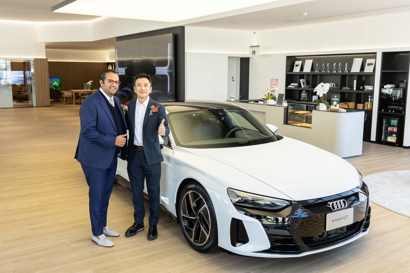 左起 台灣福斯集團暨台灣奧迪總裁安薩瑞 Rahil Ansari、奧迪北區執行長郭大為