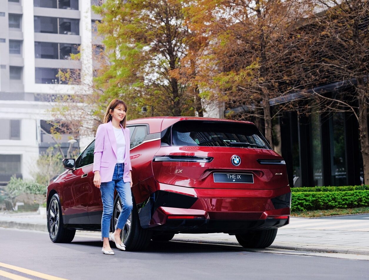 [新聞照片三] 看到bmw Ix第一眼，melody就深深被優雅外型所吸引，時髦的線條與精緻的細節都透露著對生活品味的堅持