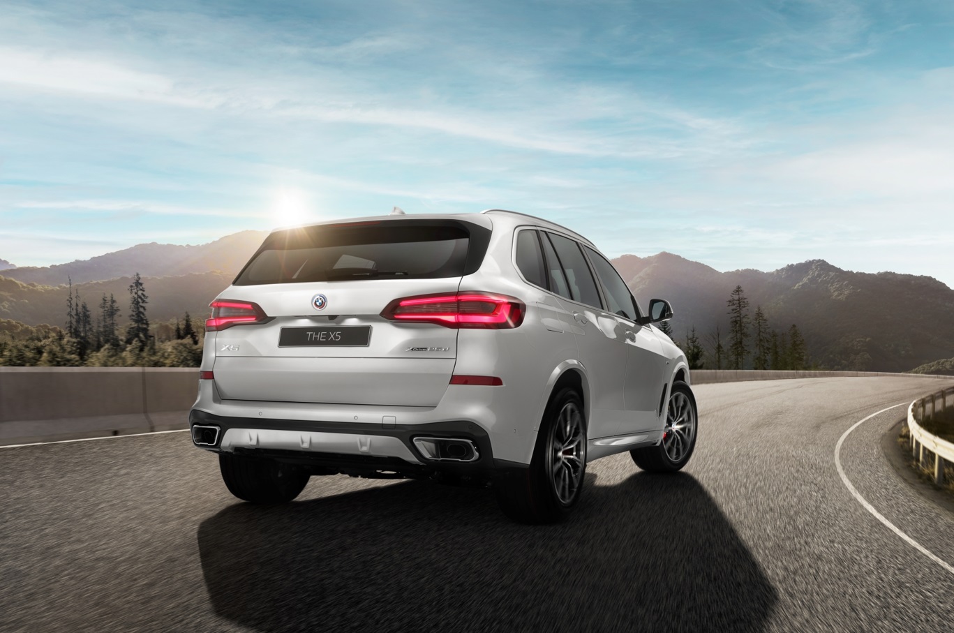 [新聞照片二] 充滿肌肉曲線的車側與飽滿結實車尾線條，加入雙出矩形排氣管設定、創新3d立體曲面設計尾燈，奠定豪華運動休旅sav(sports Activity Vehicle)級距無可匹敵及超越對手的耀眼身段