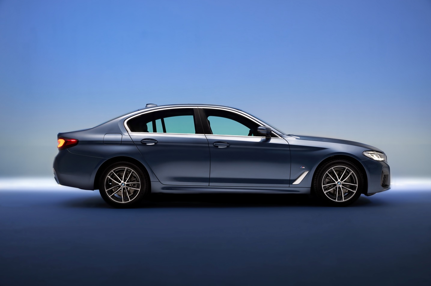 [新聞照片六] 全新bmw 520i M Sport駕馭體驗.jpge9=87=91=e7=89=88 = 搭載bmw Twinpower Turbo直列4汽缸汽油引擎與48v高效複合動力，結合bmw Personal Copilot智慧駕駛輔助科技，享受從容安全