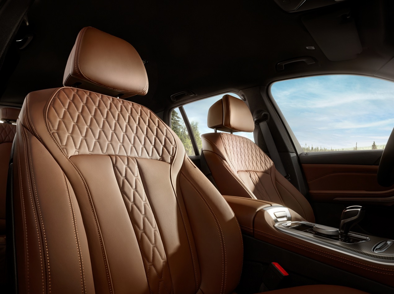 [新聞照片四] 全新x5 Xdrive25d M Sport鉑金版將觸感溫潤的bmw Individual Merino真皮內裝融入菱格紋縫線與擁有絕佳乘坐感受的雙前座舒適型座椅，為眾人帶來令人著迷的多重感官體驗