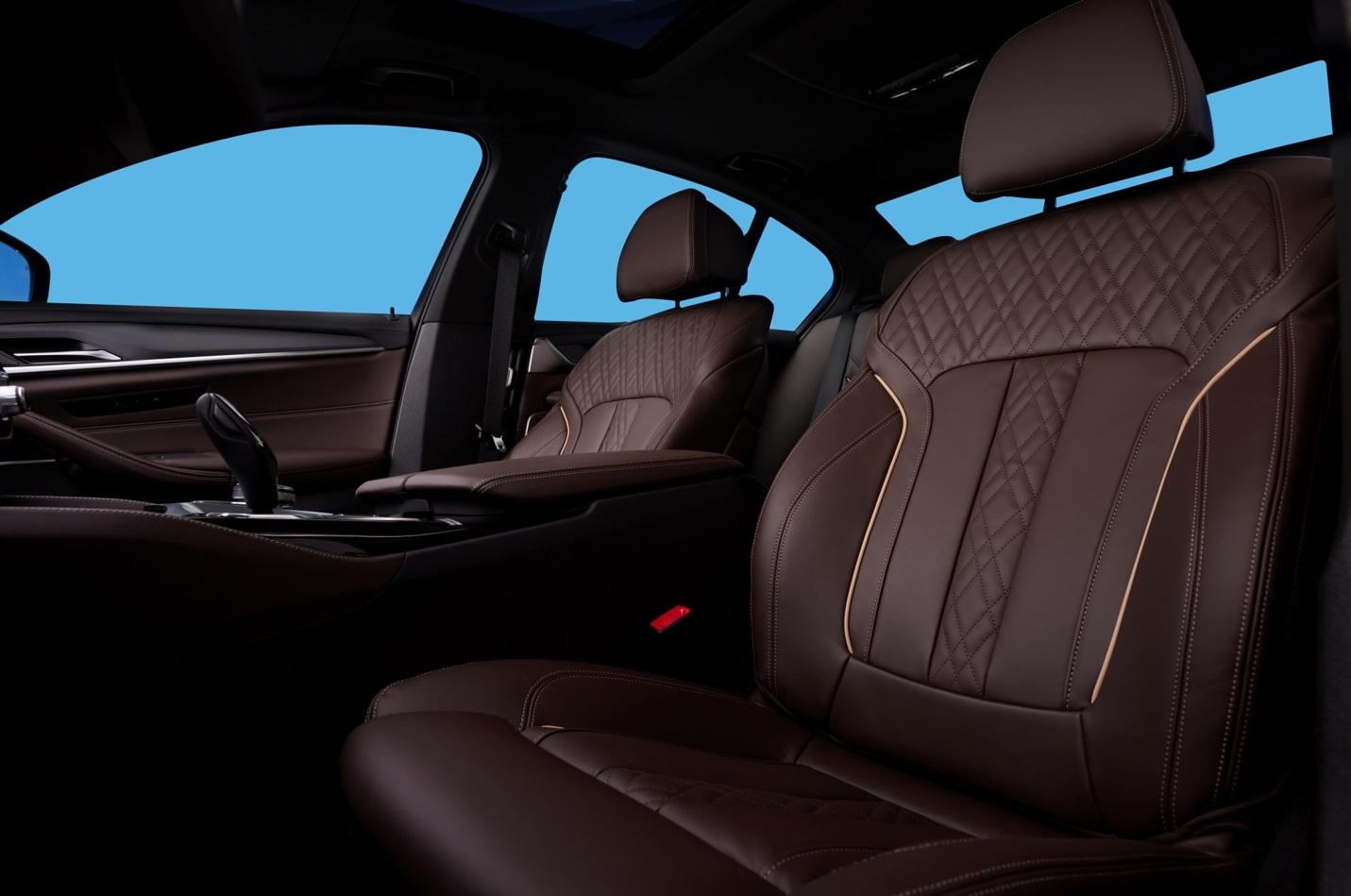 [新聞照片四] 座艙內新增的nappa真皮內裝搭配雙前座舒適型座椅含記憶功能，造就無出其右的絕佳質感，增添宛如家一般的柔和與細緻