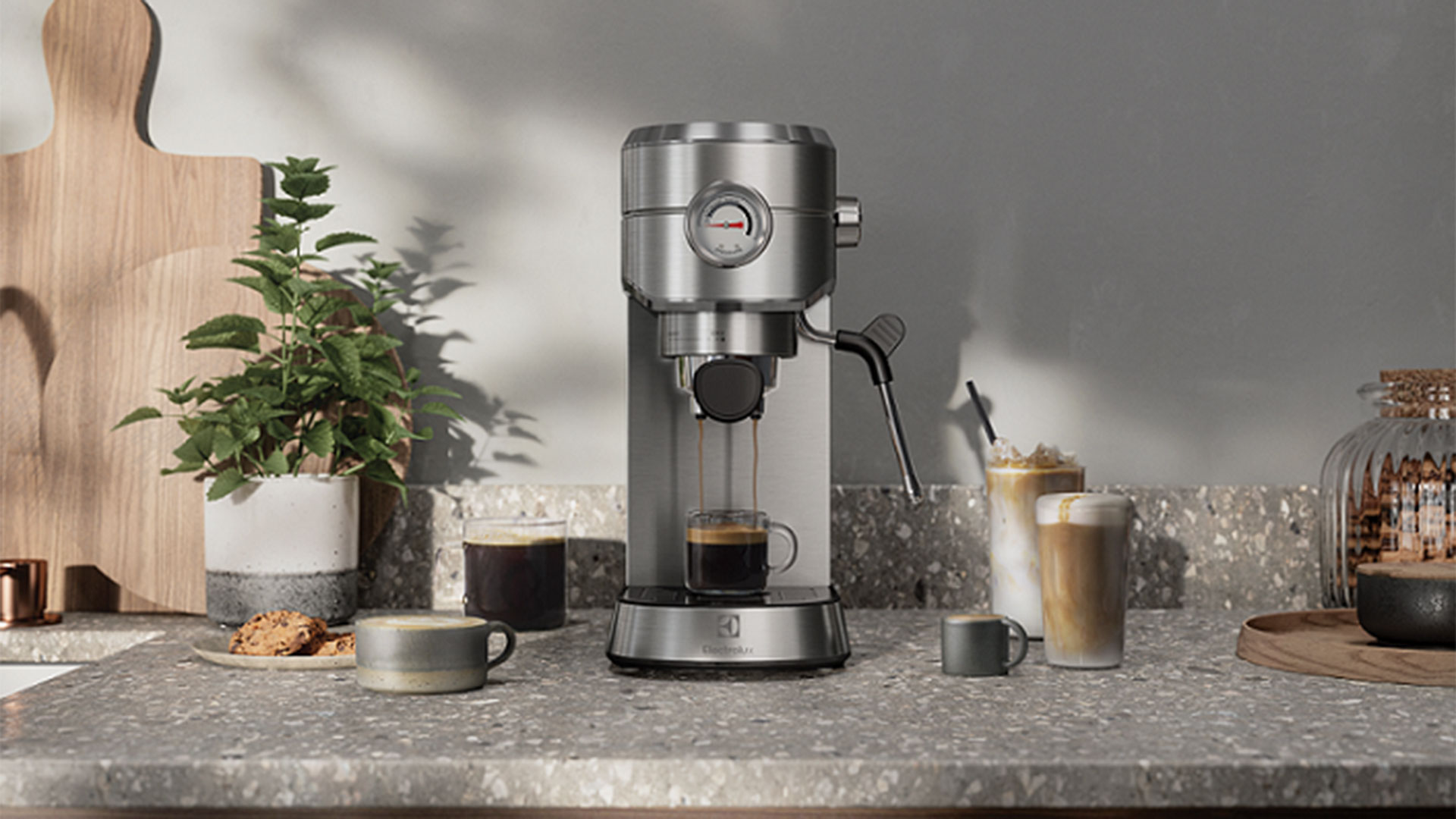 新聞照片3 極致美味500半自動義式咖啡機，時尚線條融合經典壓力計造型，搭配按鍵式操作，簡易好上手
