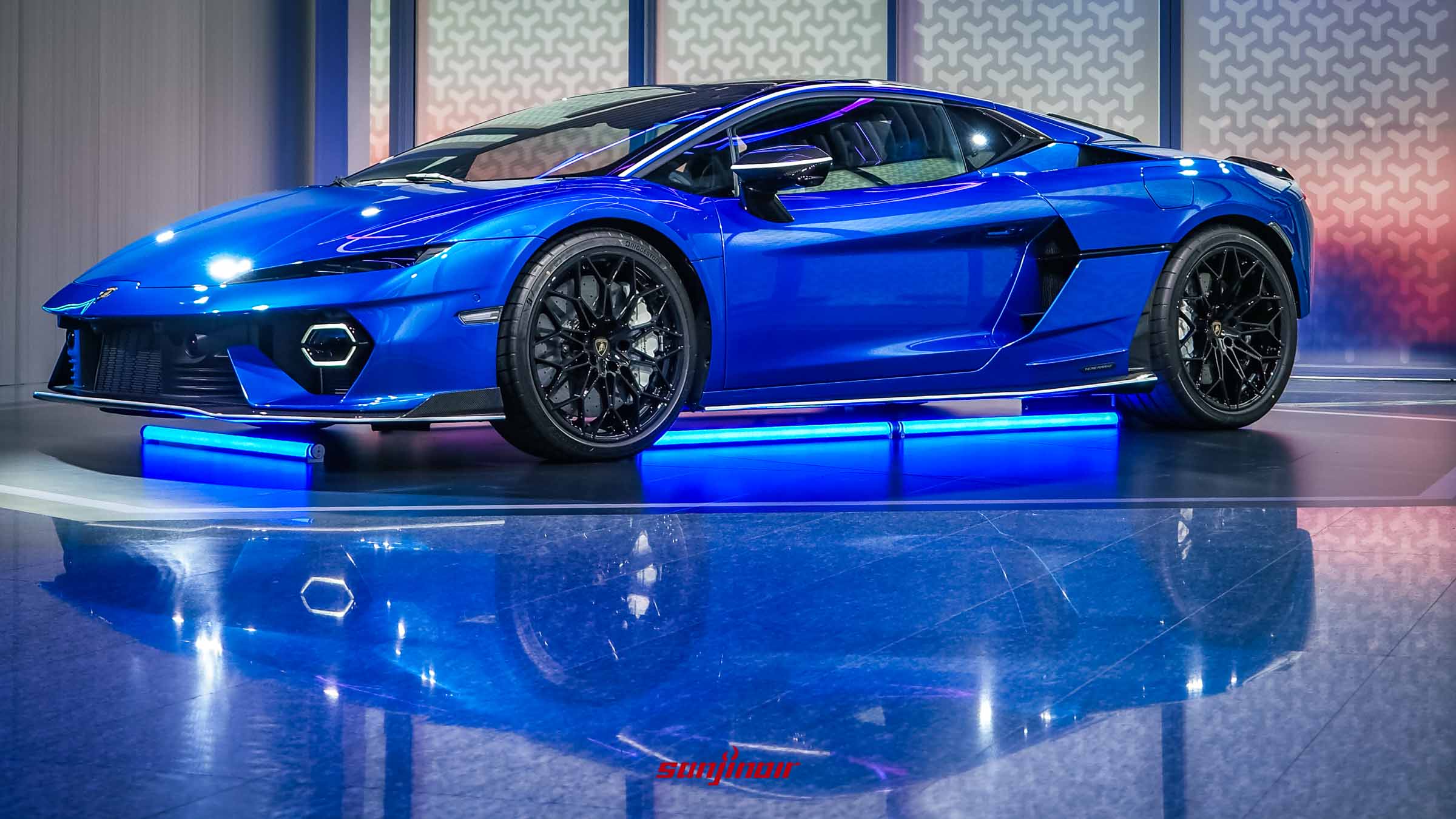 Lamborghini Temerario 灰色 V8 混合動力超跑正面特寫