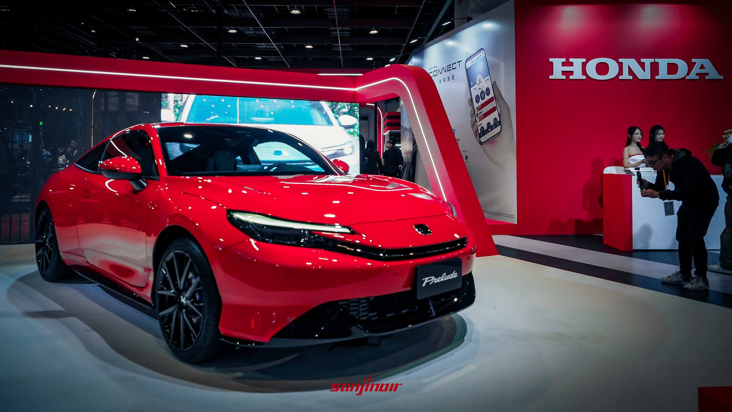 2026台北車展 Honda 展區展示的紅色 Honda Prelude 雙門油電跑車，背景有 Honda Connect 看板。
