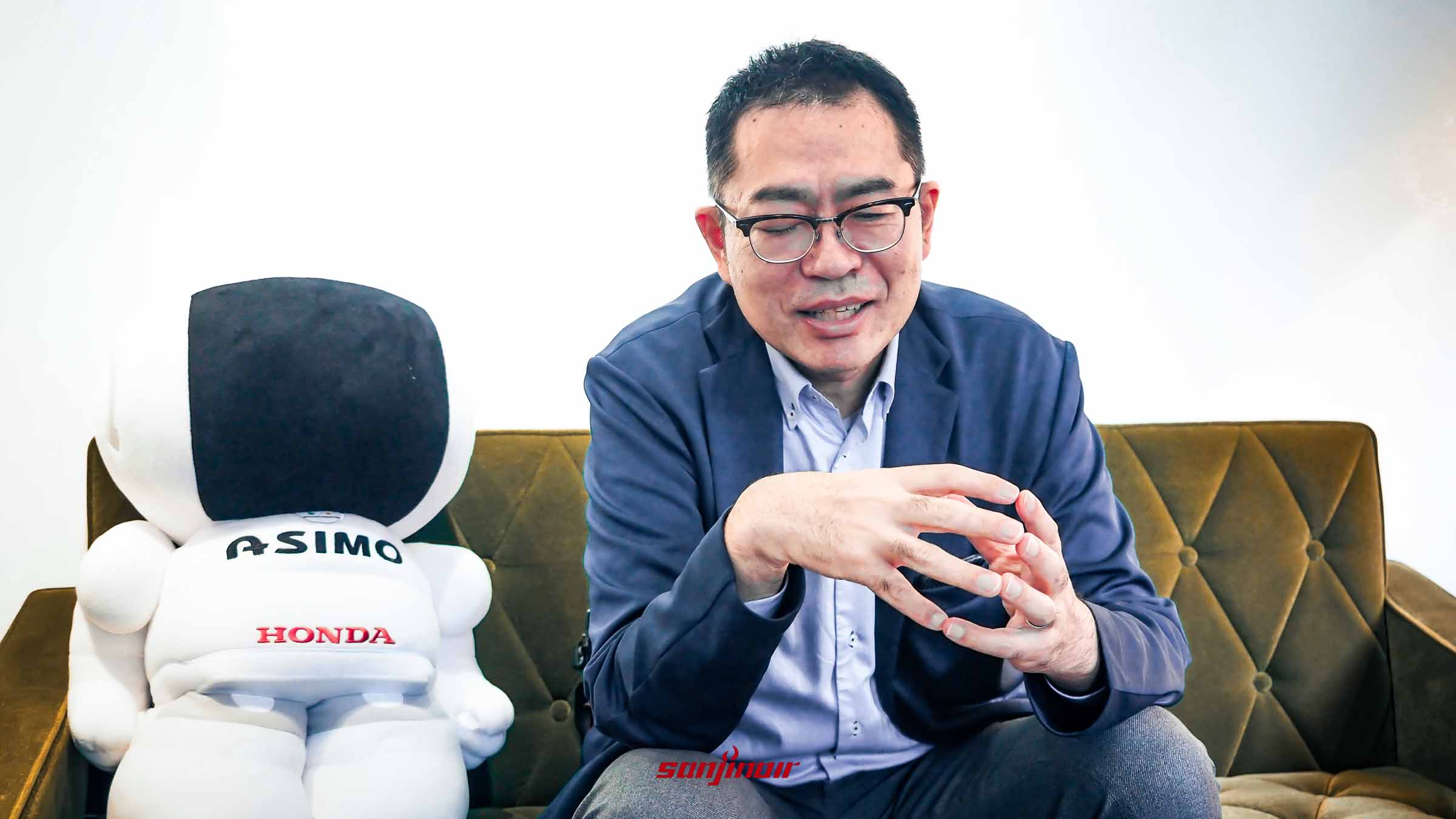 Honda LPL 山上智行在專訪中與 ASIMO 合影，展現溫和一面。