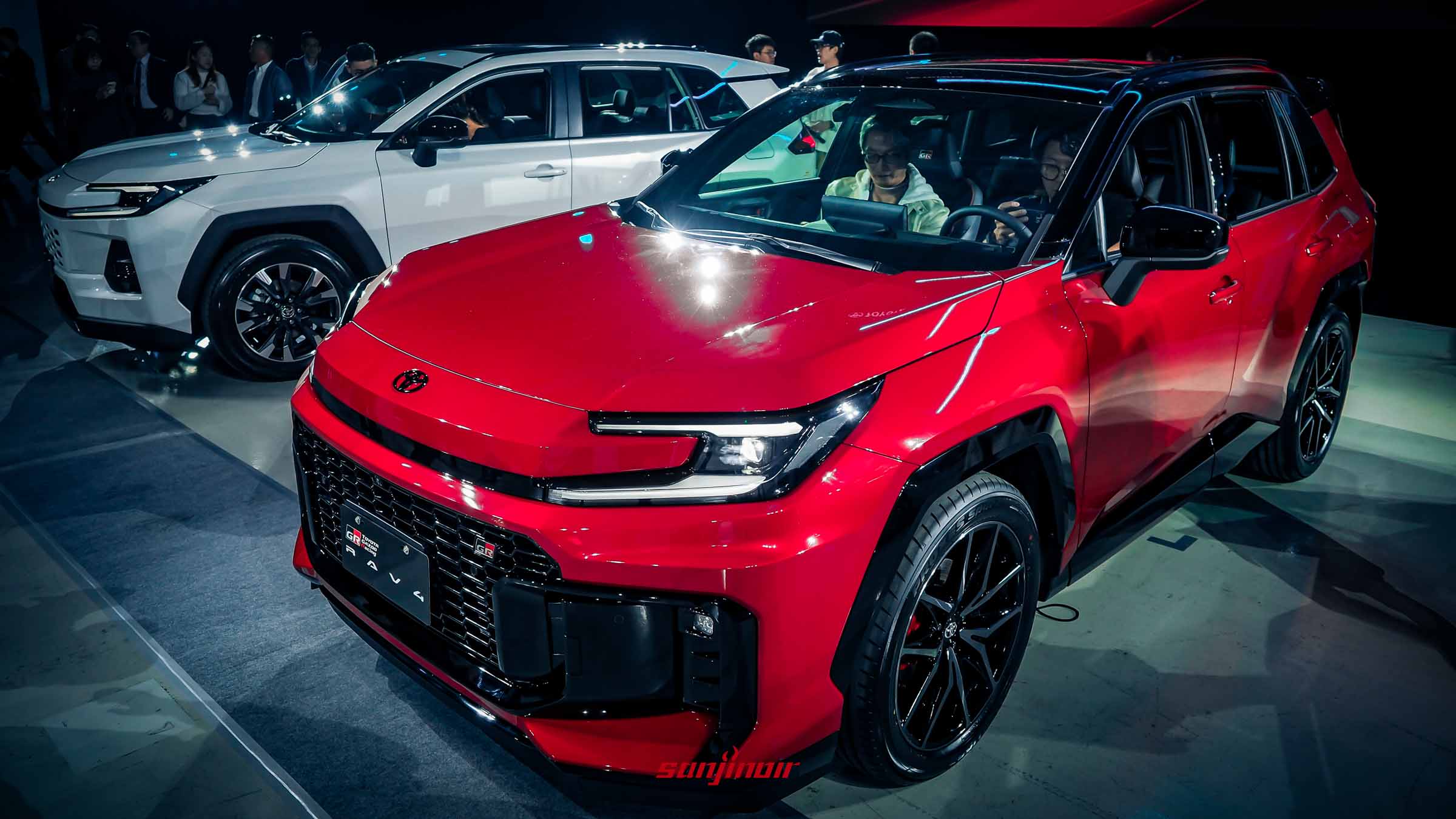 紅色Toyota RAV4 GR Sport車頭45度角特寫，展示G-Mesh網狀水箱護罩與銳利頭燈設計。