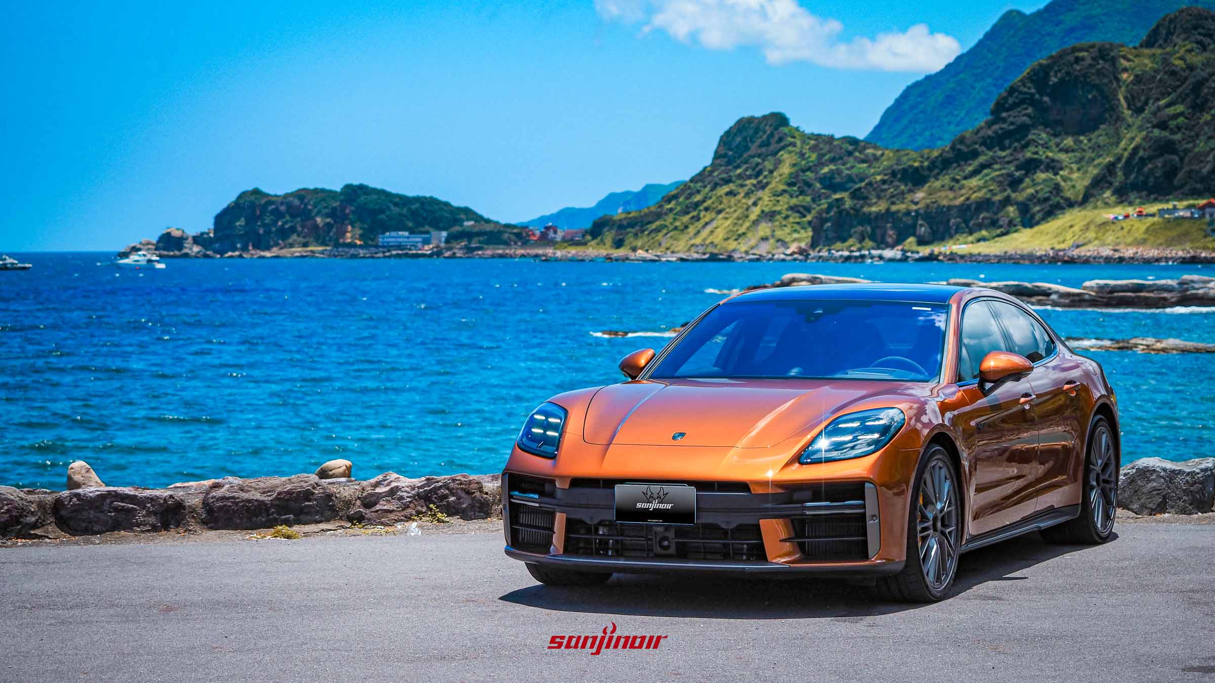 銅色 Porsche Panamera Turbo E-Hybrid 車頭外觀與海景背景