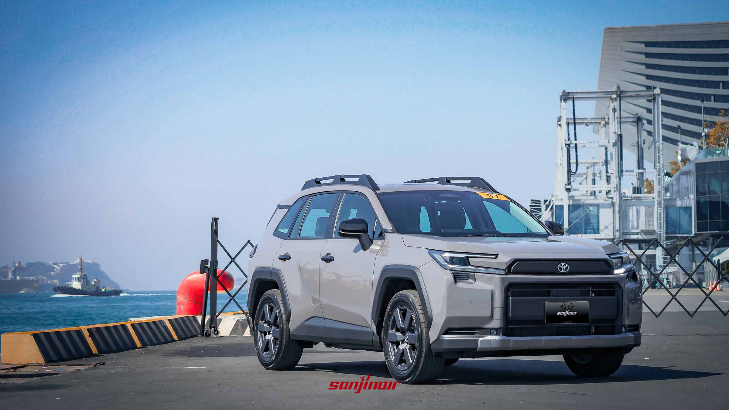 Toyota RAV4 Adventure霧岩灰車頭正面特寫，配備六角形黑色水箱護罩。