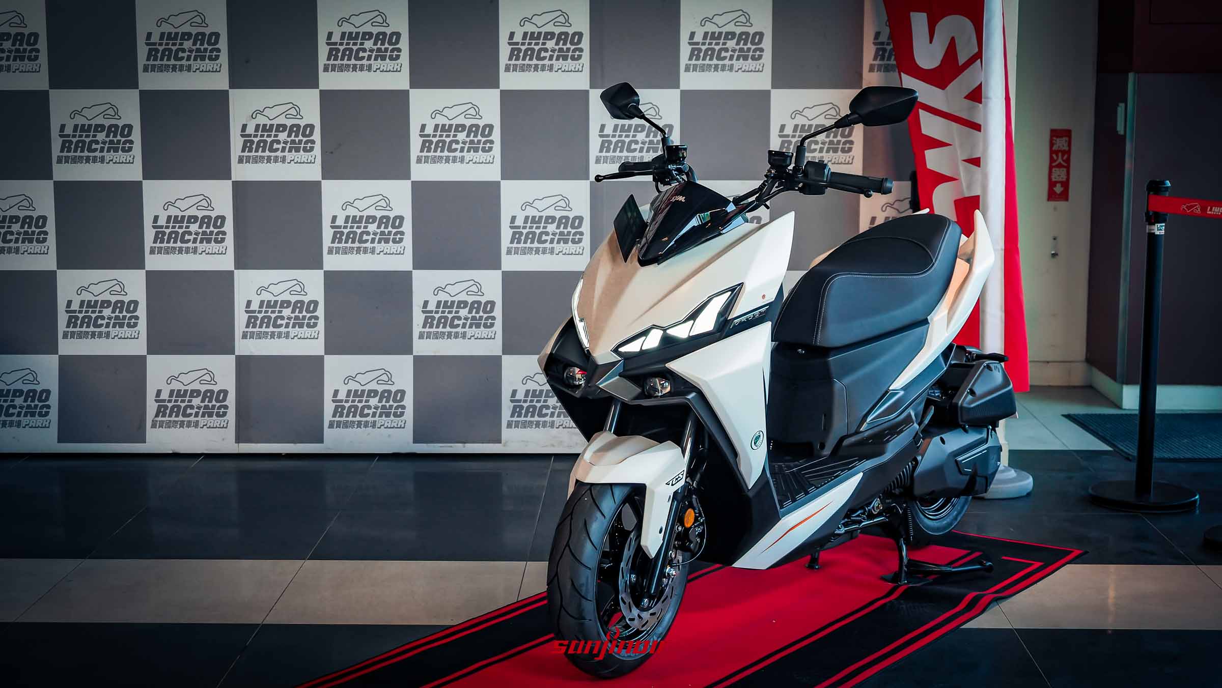 2026年式樣SYM DRGBT停放在麗寶賽車場內，此為白色款。