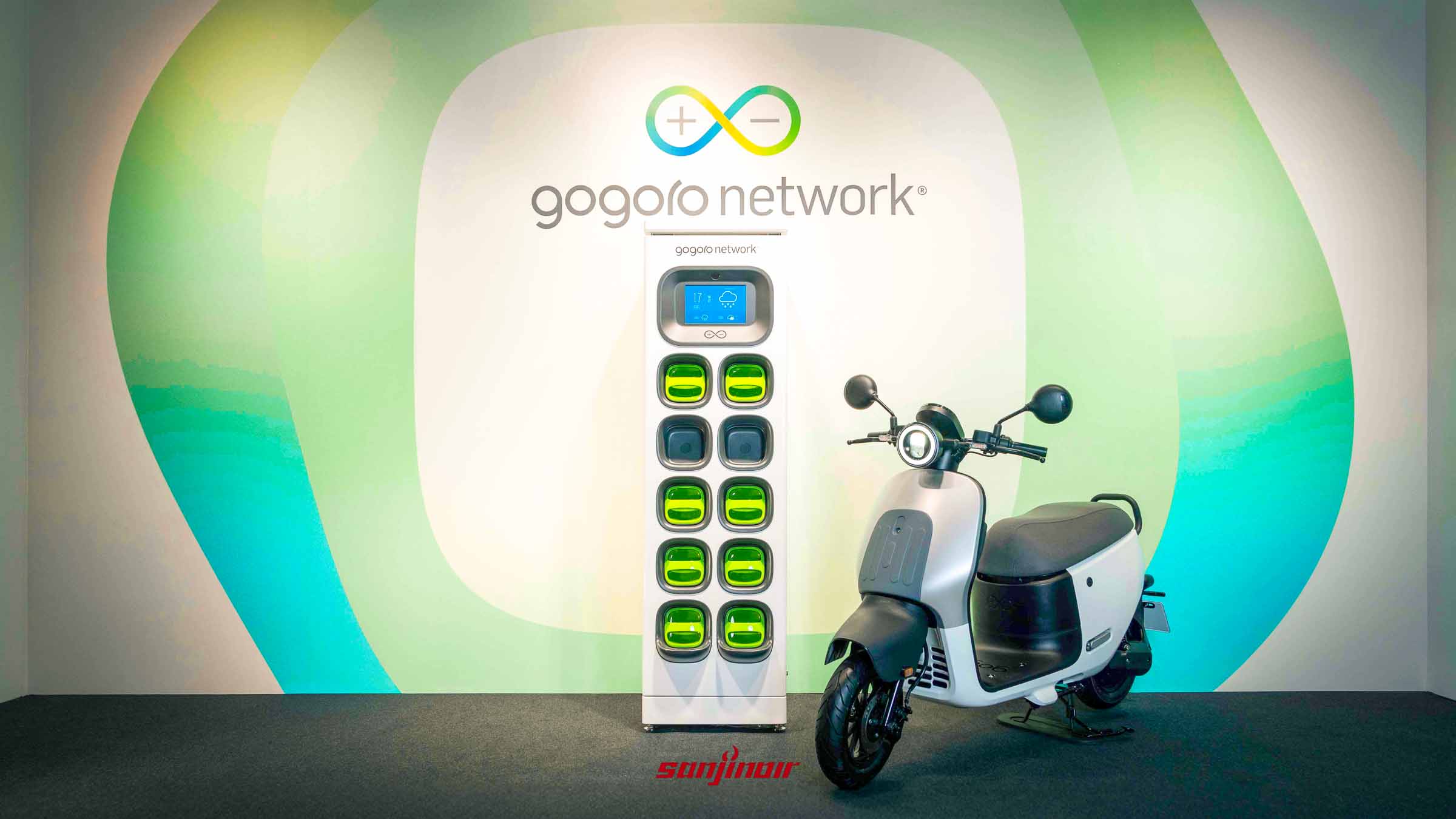 Gogoro全新輕量化換電站GoStation Q與Gogoro機車正面合影。