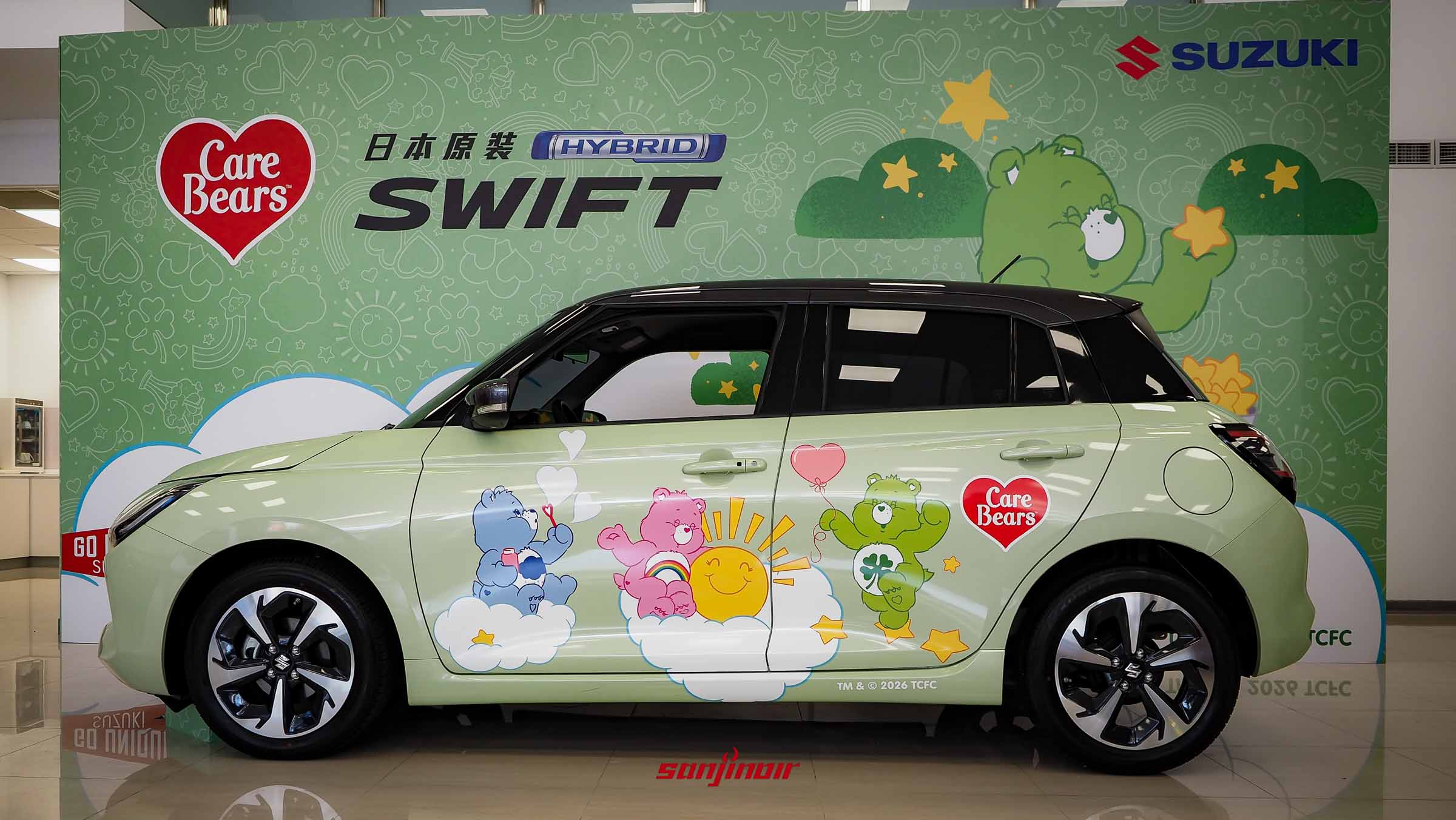 淡綠色SUZUKISWIFT車側照片，展示GrumpyBear、ShareBear、SunshineBear和FunshineBear等Care Bears角色彩貼。