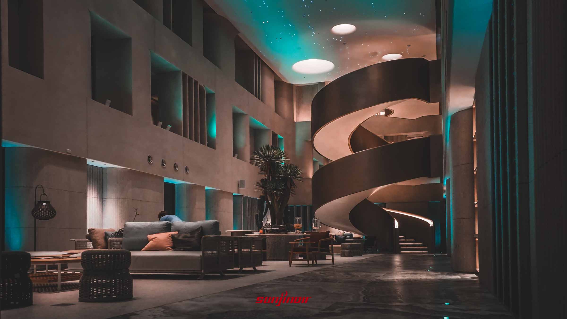 Hotel dùa Kenting大廳空間寬敞，巨大金屬螺旋樓梯為視覺焦點。