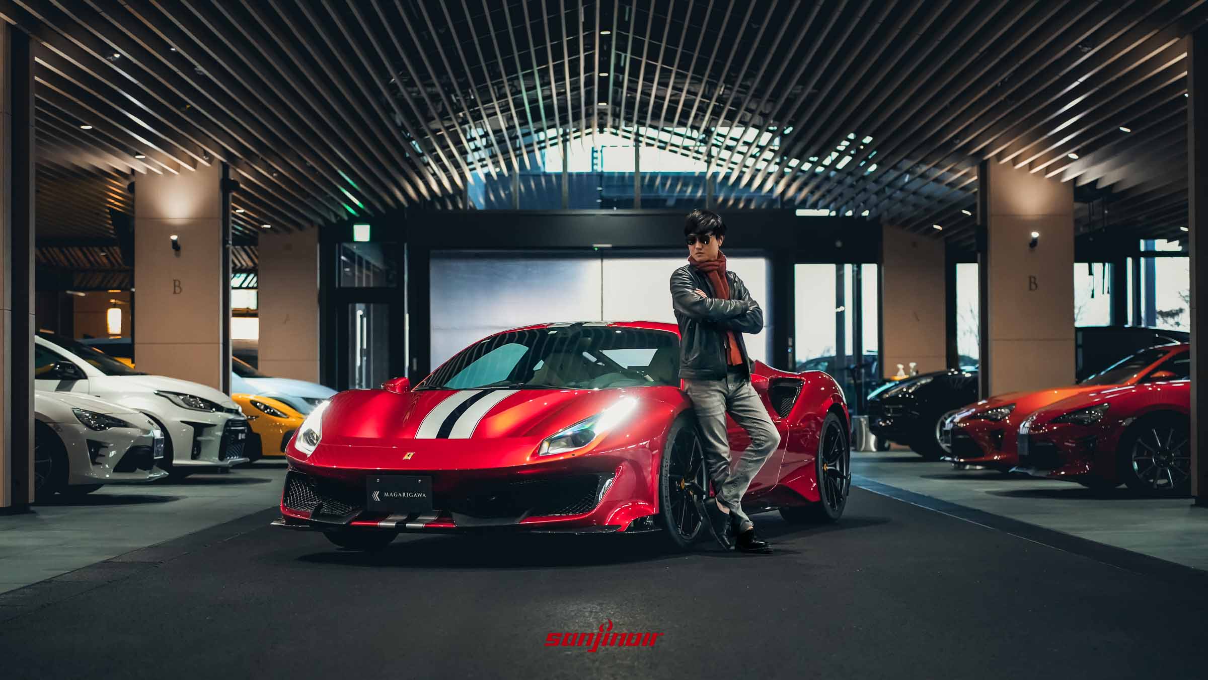 黑侍與 Ferrari 488 Pista 於 MAGARIGAWA 專屬車庫內合影，展現頂級人車生活圈的極致品味。