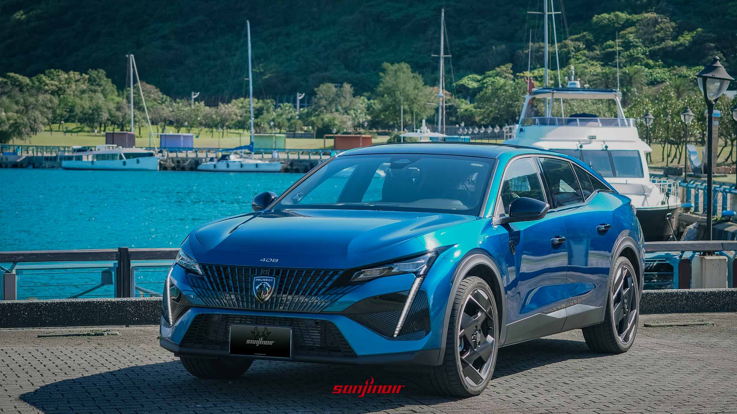 2026 PEUGEOT 408 GT Rapide停泊於漁港旁的車頭斜側視角，展現藍色車身與Matrix LED頭燈設計。