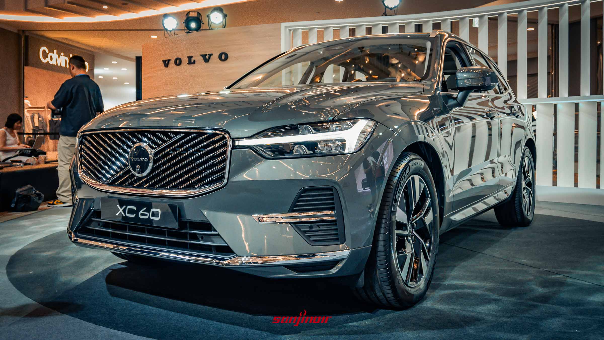 2026年式New Volvo XC60 B5 MHEV Ultra AWD在購物中心展區展出，展示其左前側和車頭。