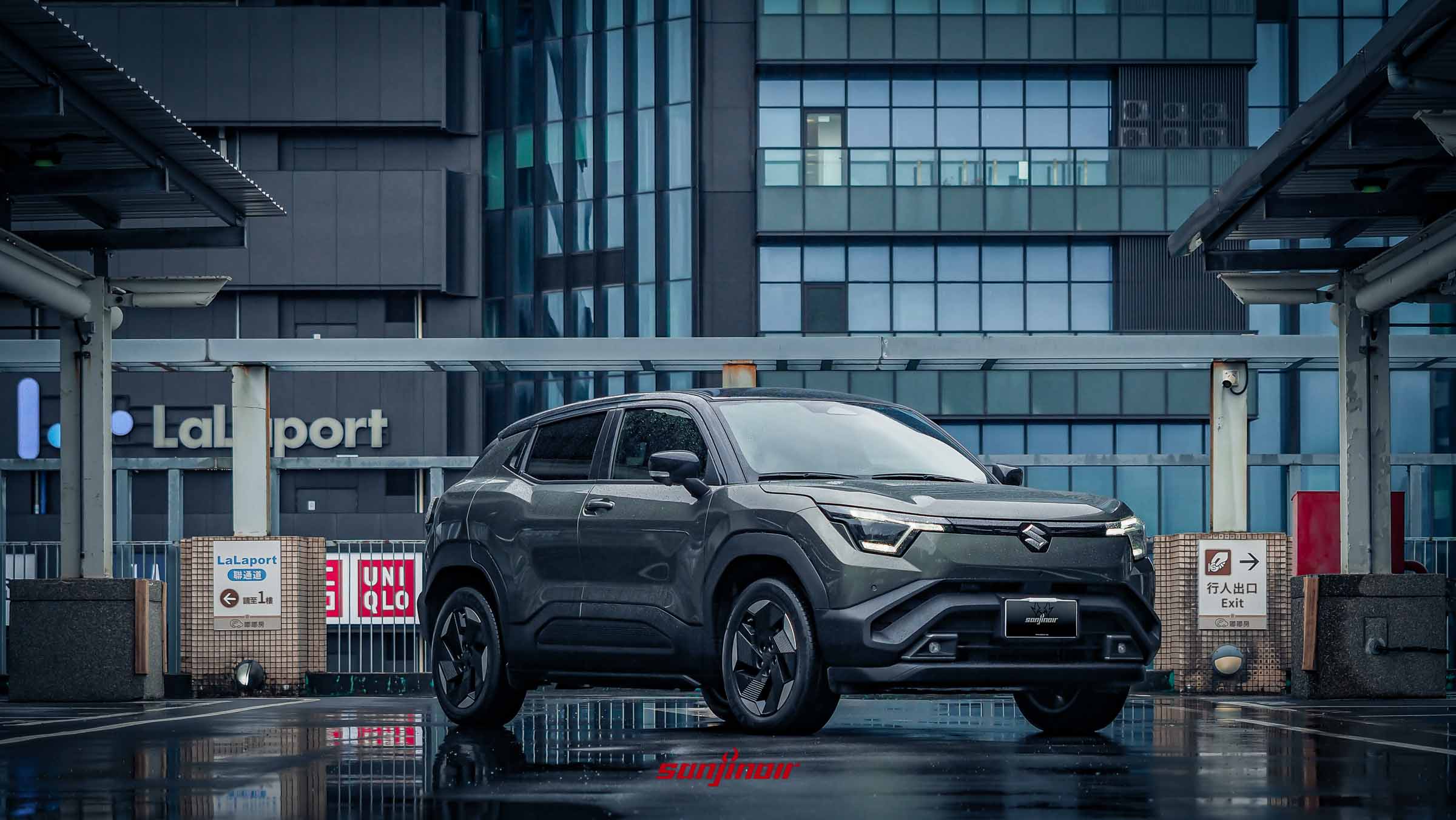 2026 SUZUKI e Vitara停放於LaLaport前的左前方45度角外觀照。