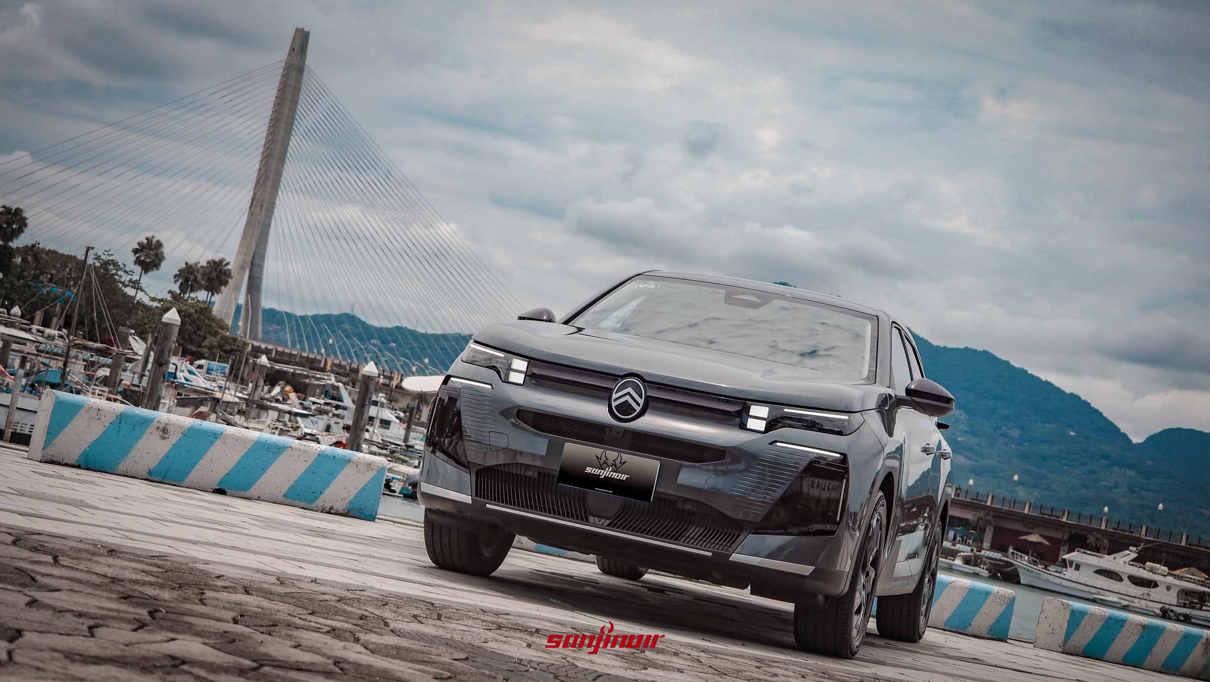 2026 CITROËN C5 Aircross停泊於港邊的車頭斜角視覺。
