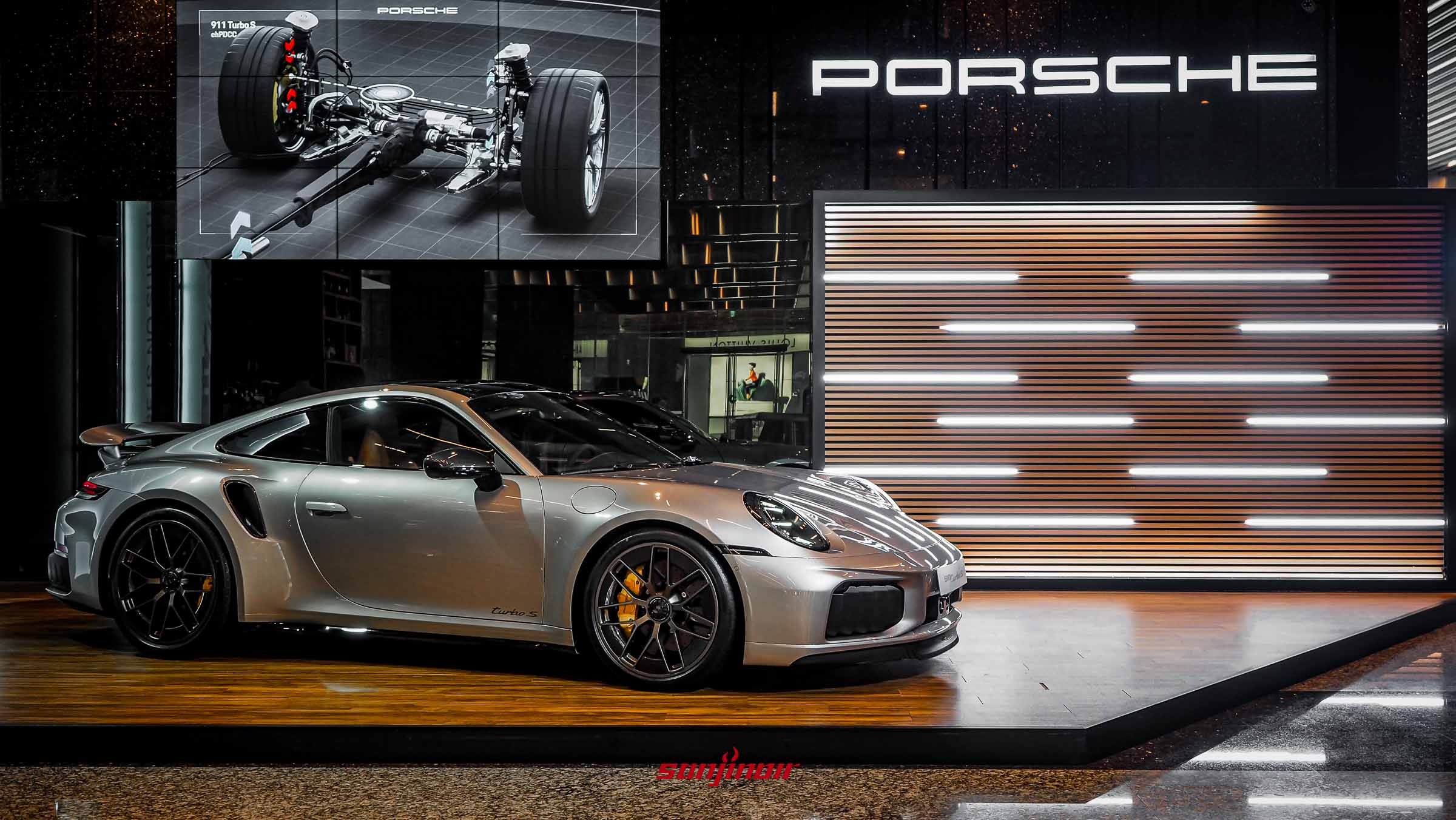 2026 Porsche 911 Turbo S實車於展台側前方視角。