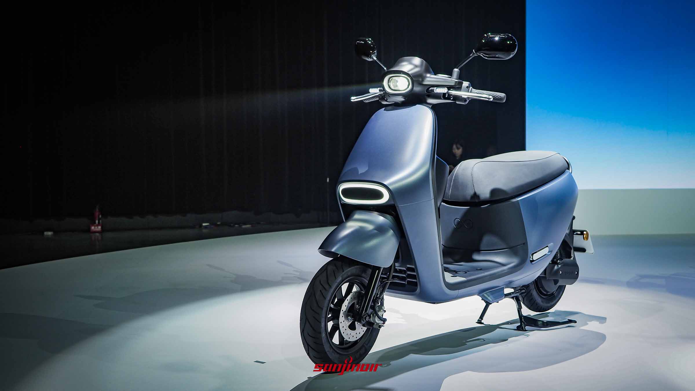 Gogoro Luna正面斜角照片，展示月光流線美學設計與發亮的歐司朗LED魚眼頭燈。