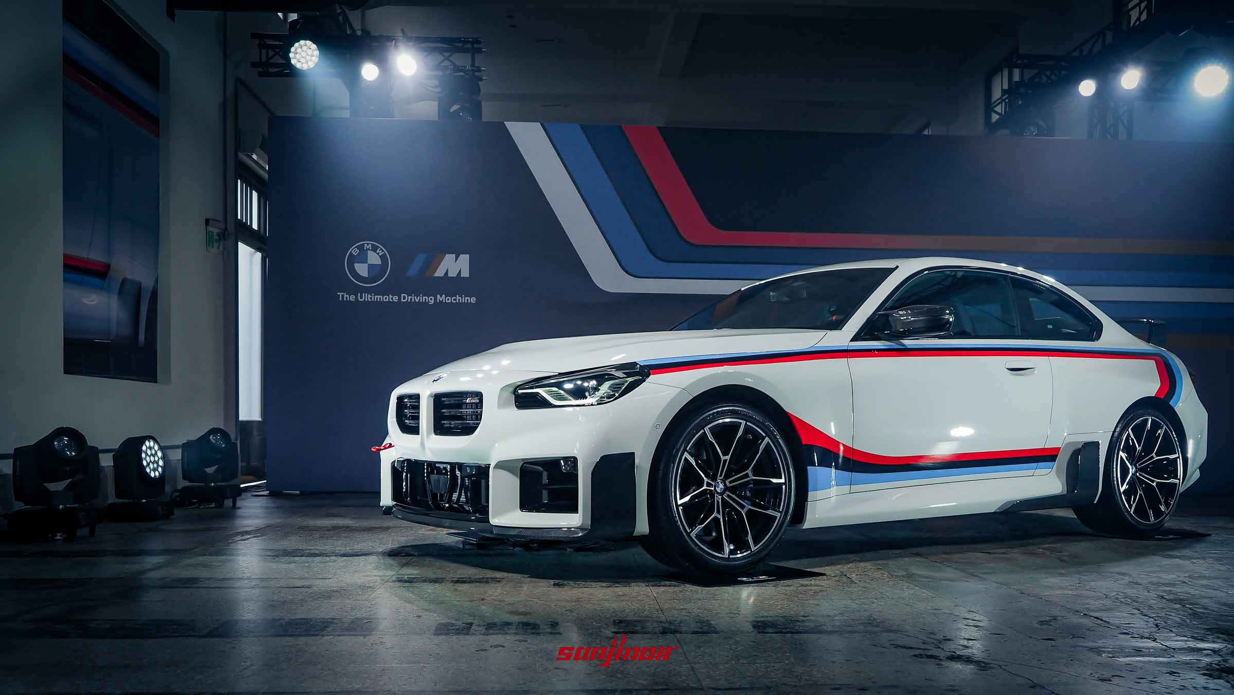 白色BMW M2 Limited Edition 10 Jahre Taiwan右前方45度角外觀照，車身具備紅藍紫M三色線條與碳纖維空力套件。