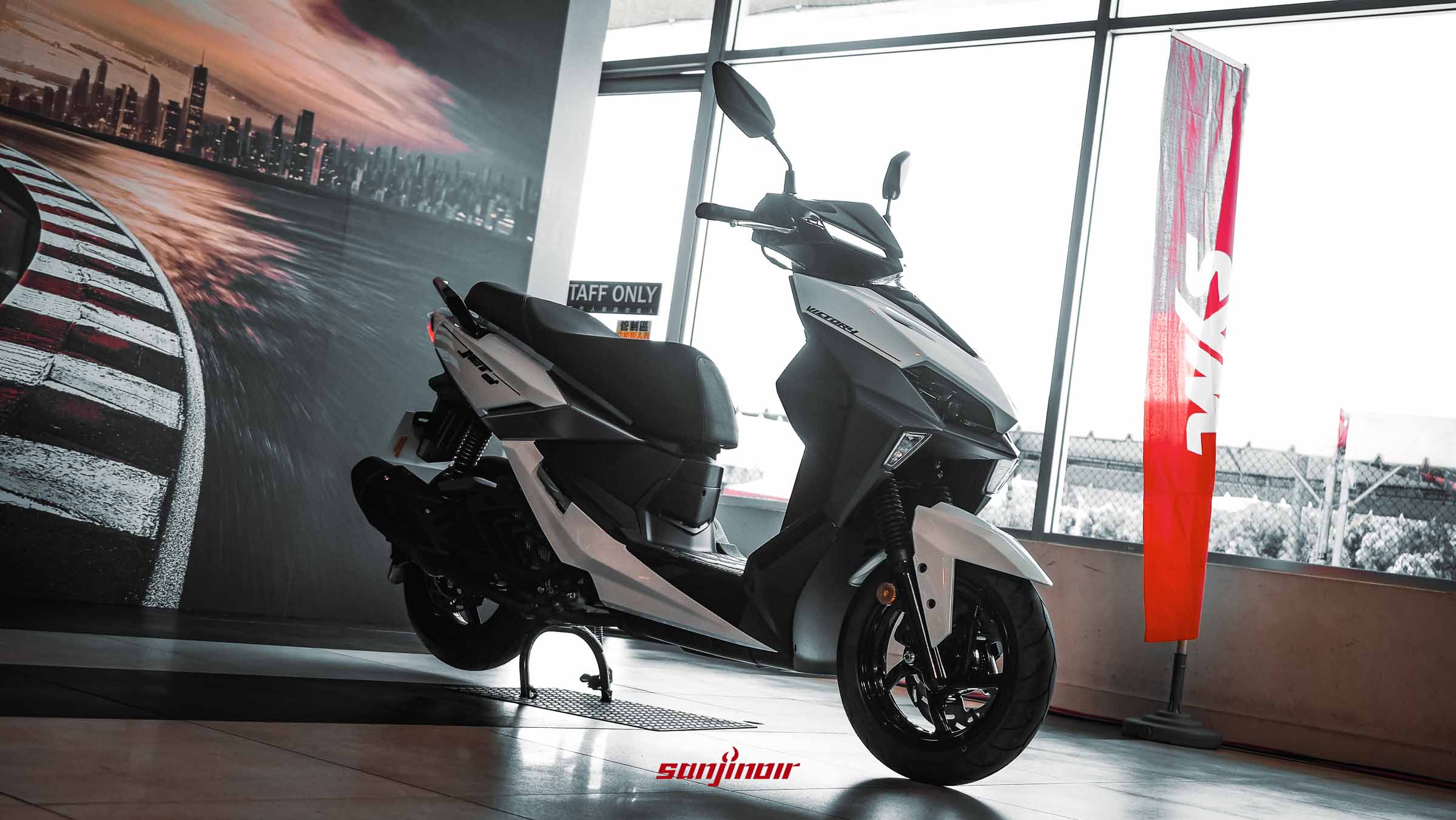 SYM Jet SL+ 白色車款側前視角，展示充滿肌肉感與侵略性的車身線條。