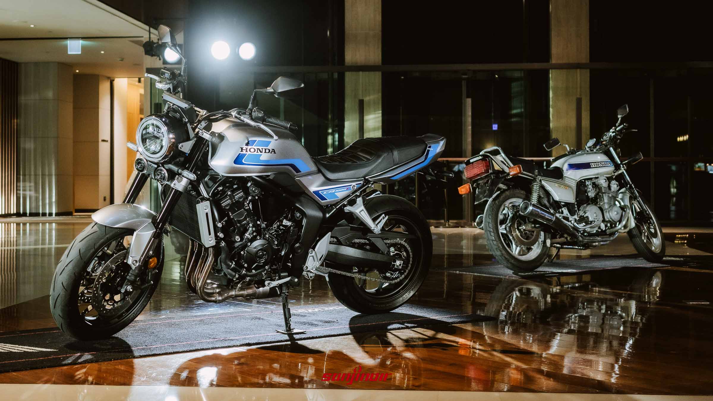 銀色Honda CB1000F與經典車款停放於室內展間的合影，展現世代交替的獨特氛圍。