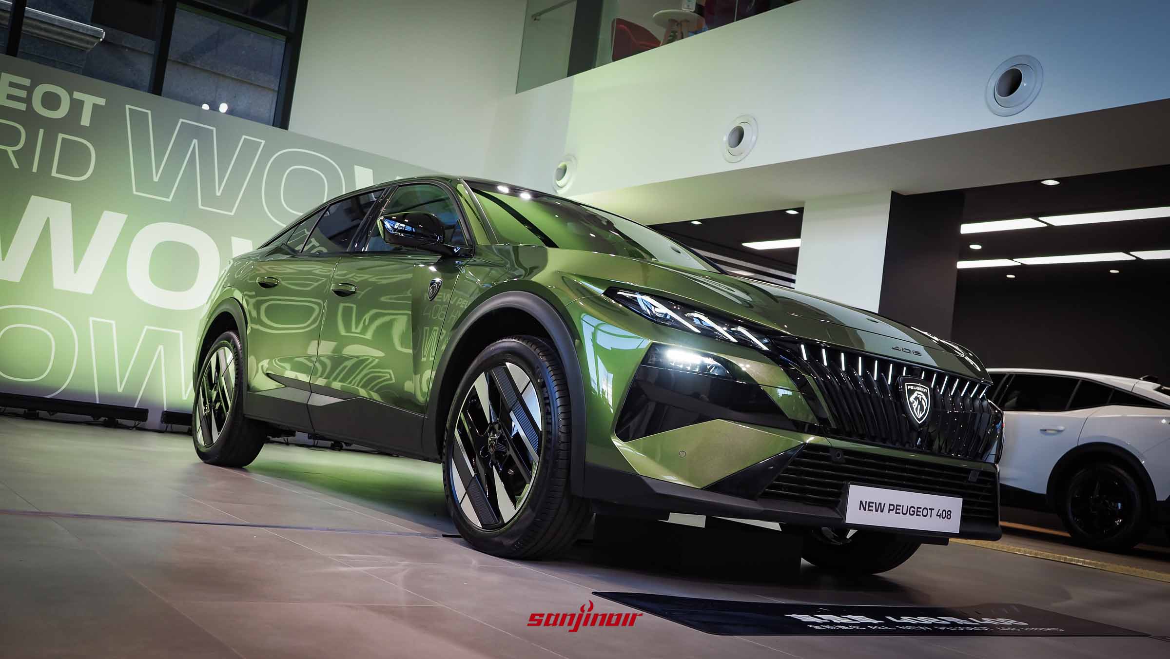 2026年式ALL NEW PEUGEOT 408星熠綠車色展示車，呈現車頭與車側線條。