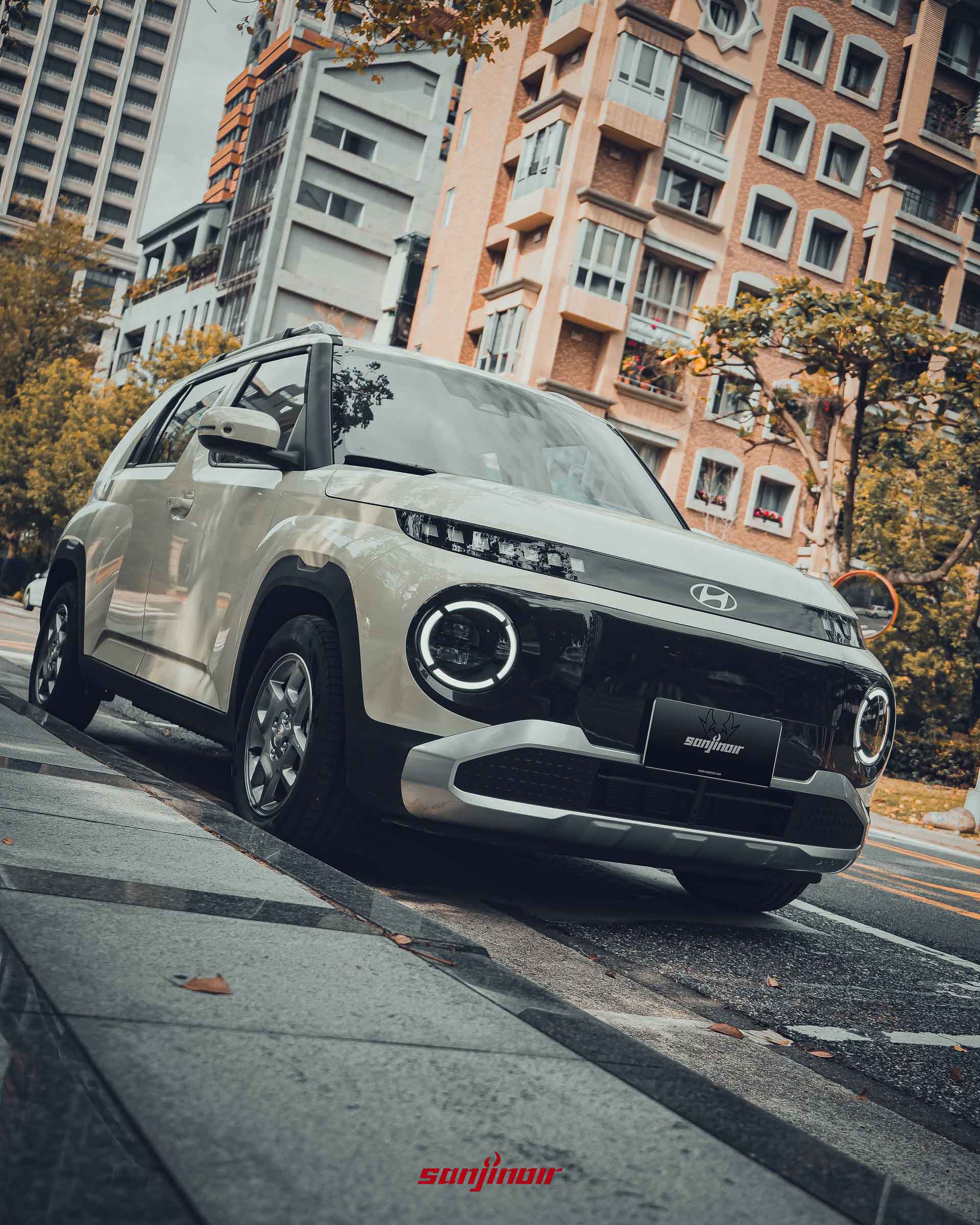 Hyundai Inster 低角度前側45度照片，日行燈亮起。