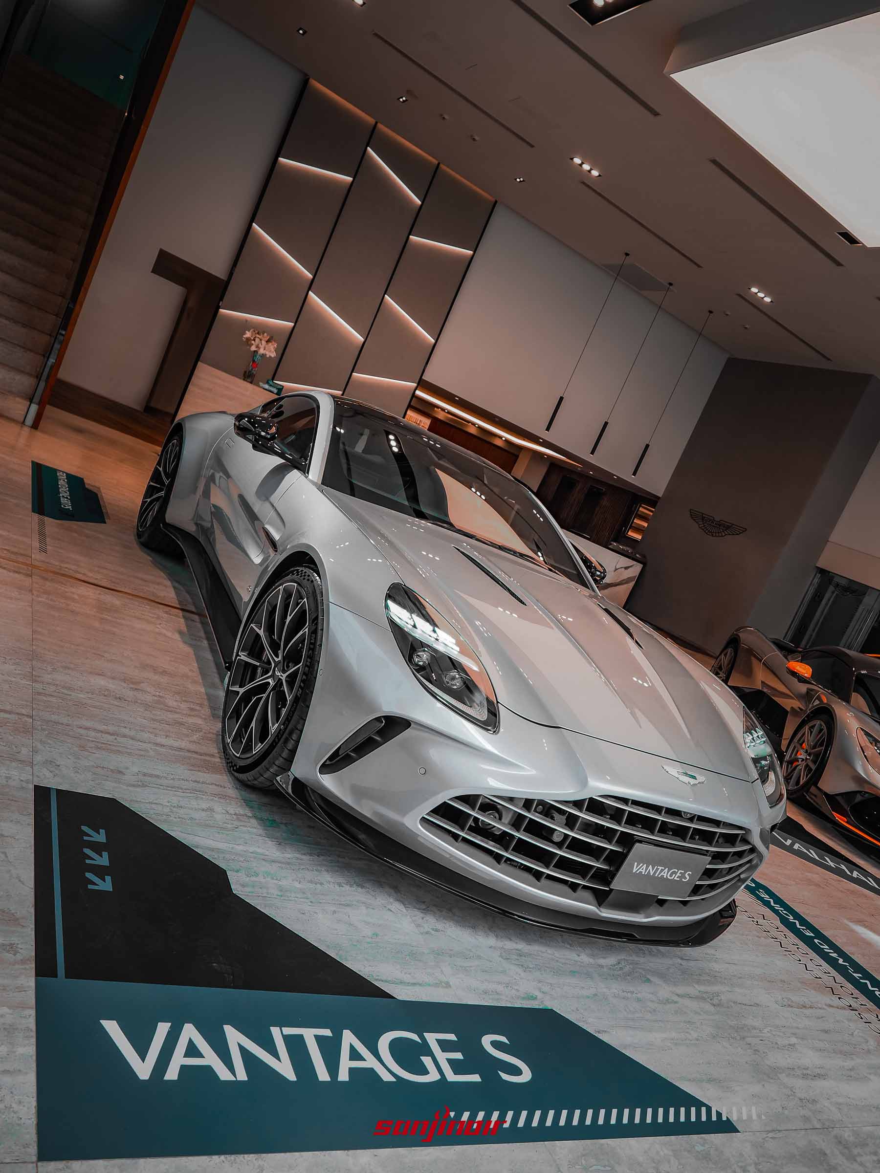 Aston Martin Vantage S 銀色跑車車頭正面與經典水箱護罩特寫