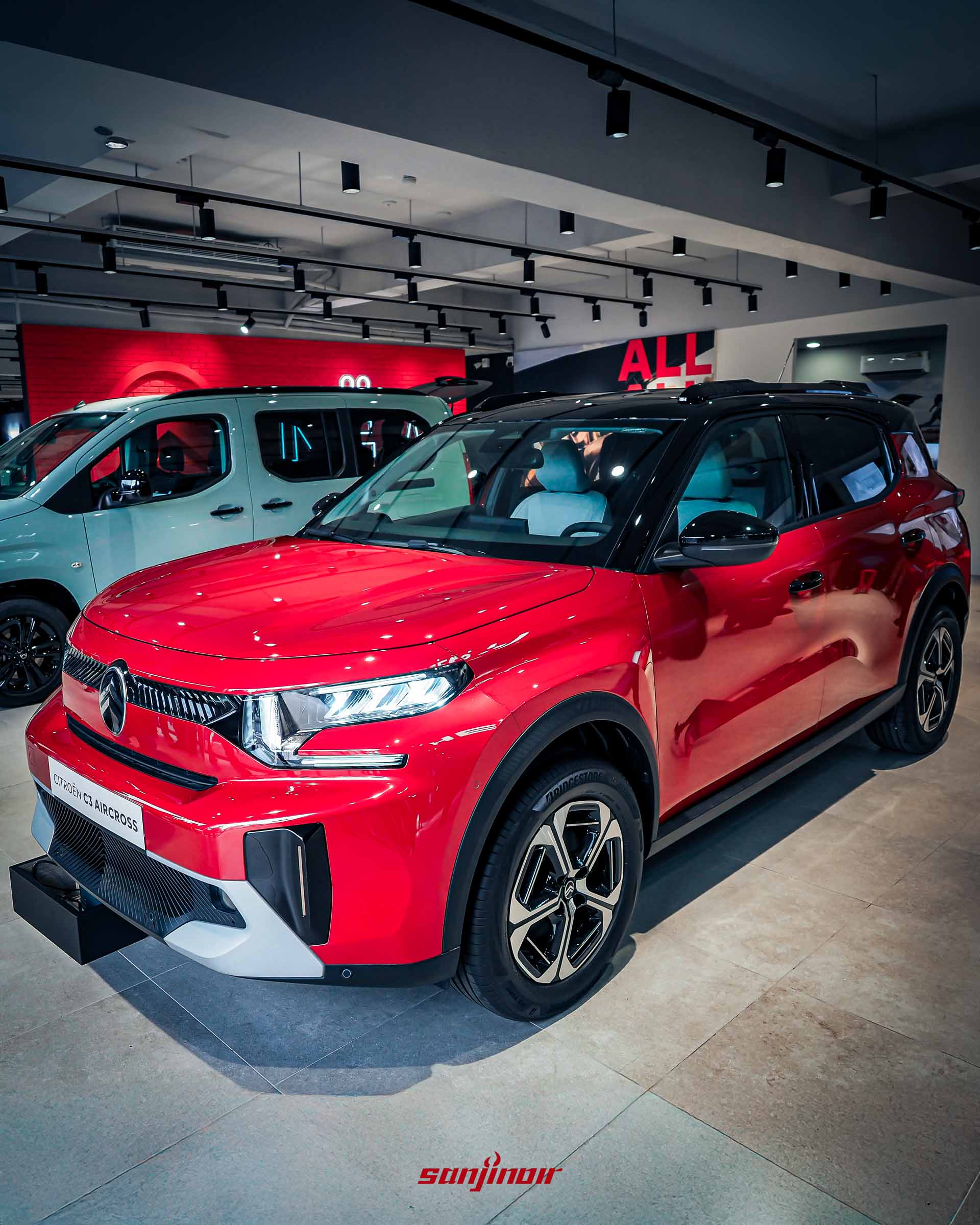 2026台北車展全新亮點Citroën C3 Aircross車頭45度角特寫，後方停有一輛綠色Citroën Berlingo。