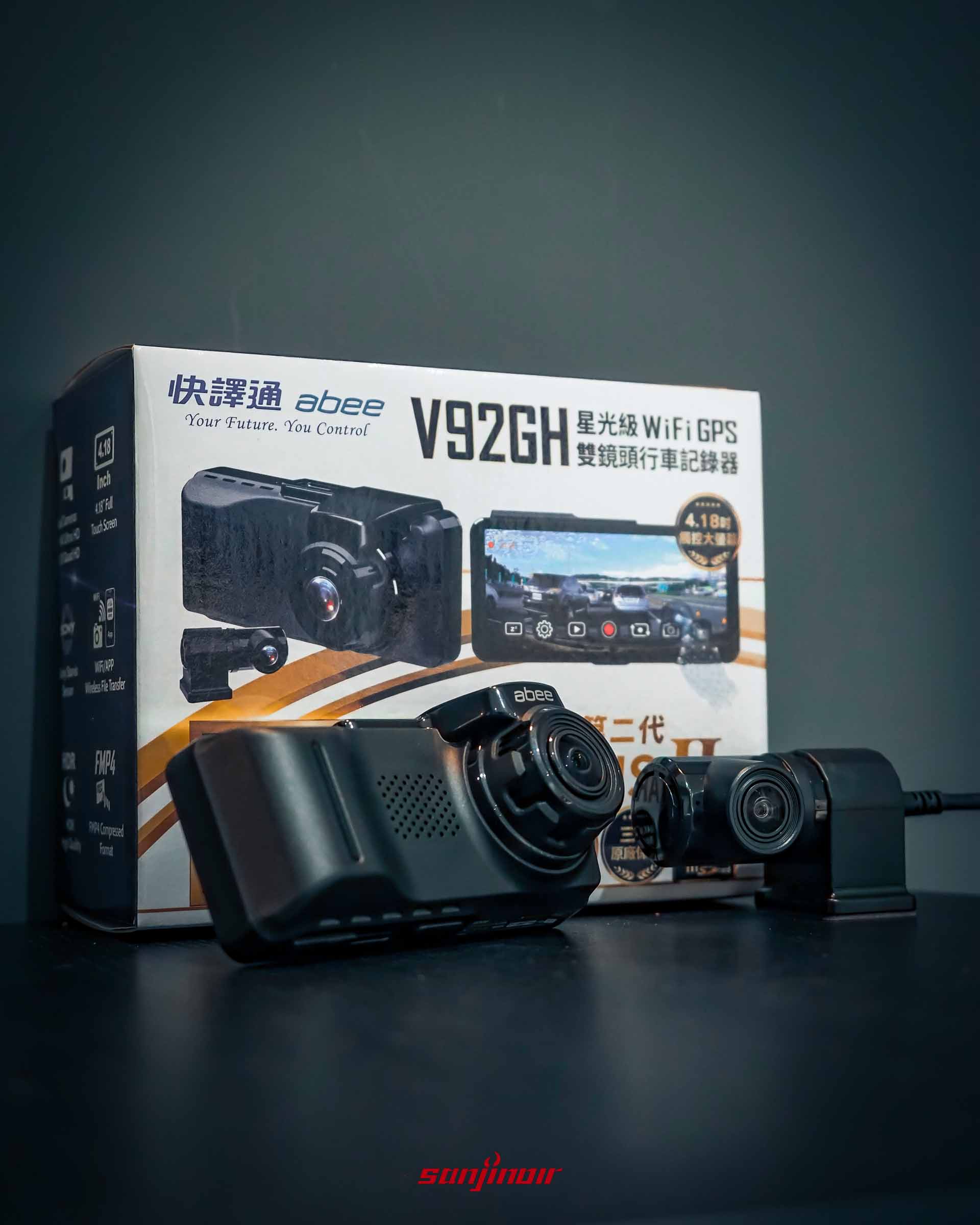 Abee V92GH產品外包裝盒與前後鏡頭實體合照,強調星光級感光元件規格。