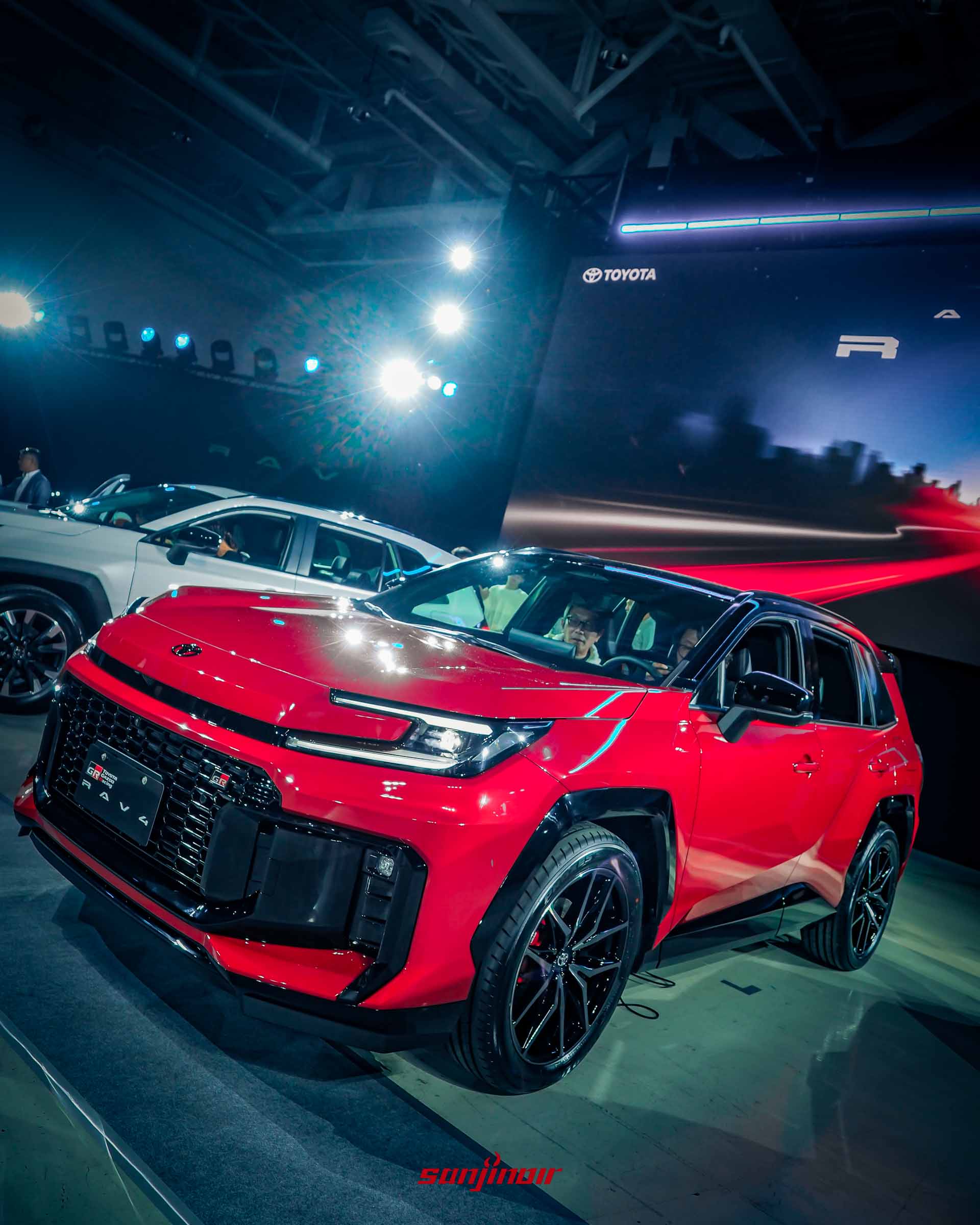 Toyota RAV4 GR Sport全車外觀45度角，呈現懸浮式雙色車頂與運動化外觀套件。