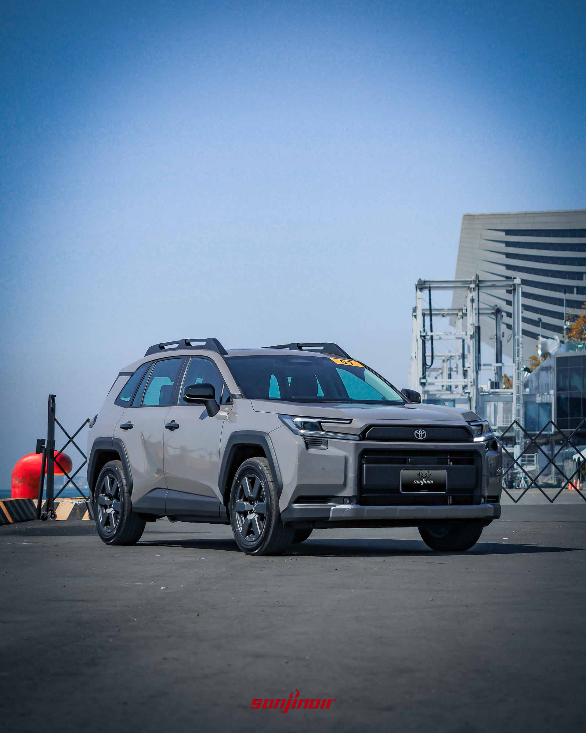 RAV4 Adventure 車頭低角度視角，展示銀色下護板與防刮塑料材質。