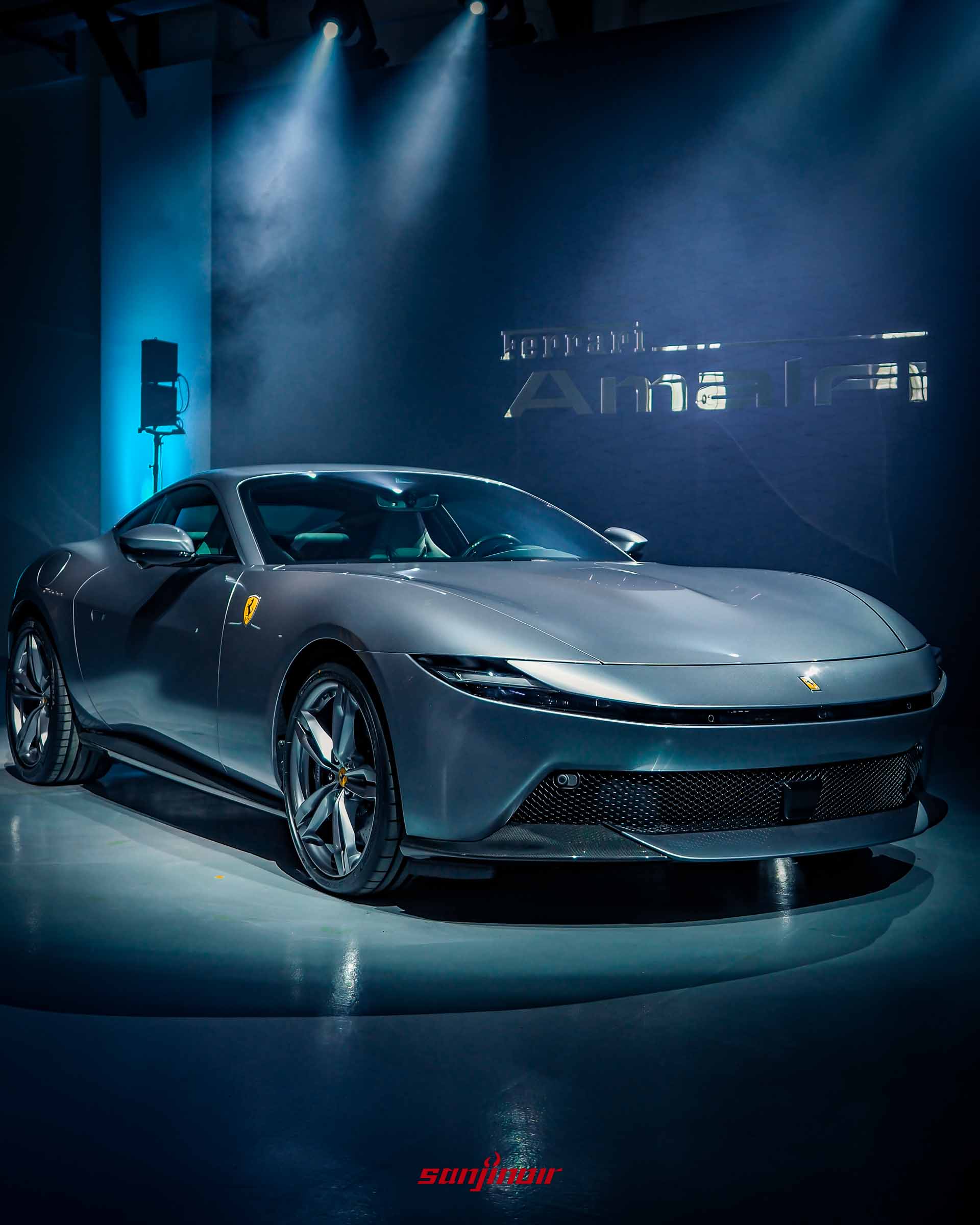 Ferrari Amalfi車身左前側視圖，呈現流線型車身輪廓與五輻雙肋式輪圈設計。