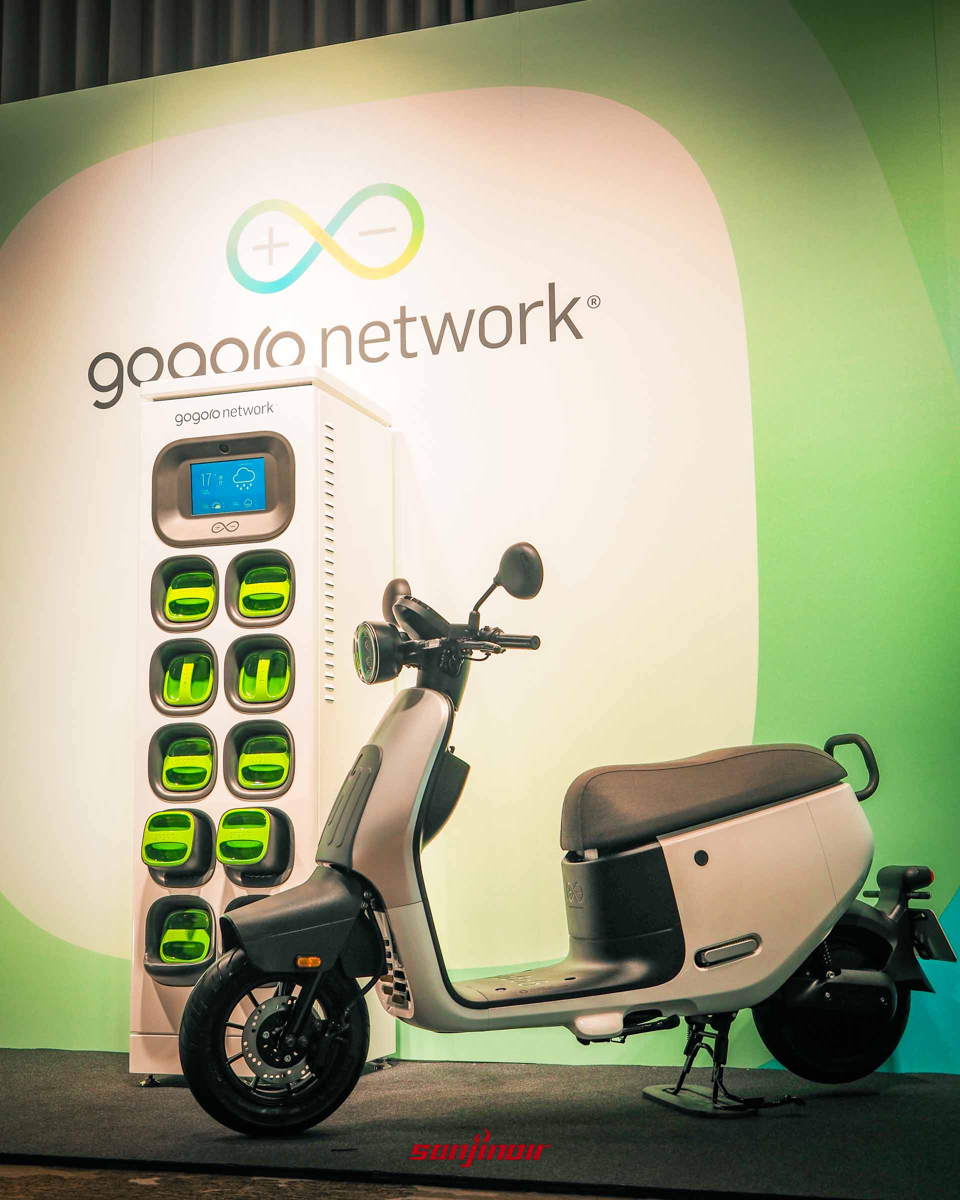 微側視角拍攝的GoStation Q換電站及Gogoro機車，凸顯站體佔地面積縮小特色。