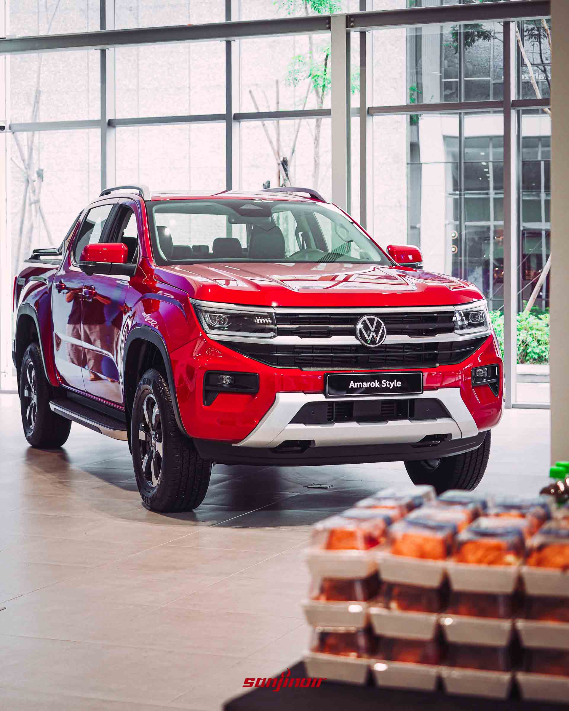 紅色Volkswagen Amarok Style正面與側邊特寫，展示大型水箱護罩與銀色下護板設計。