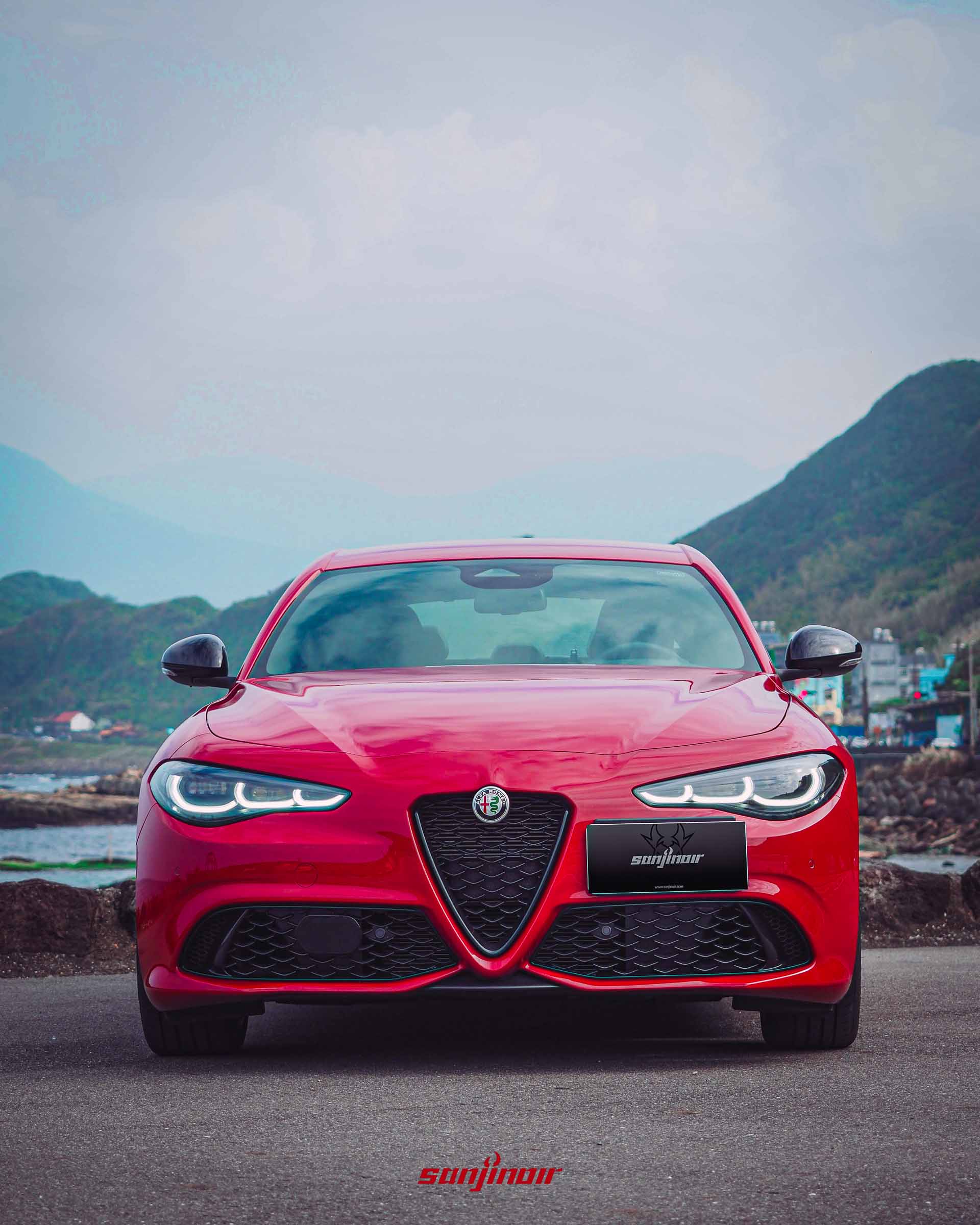 Alfa Romeo Giulia Sprint車頭正視角,展現經典盾形水箱護罩與新款LED頭燈。