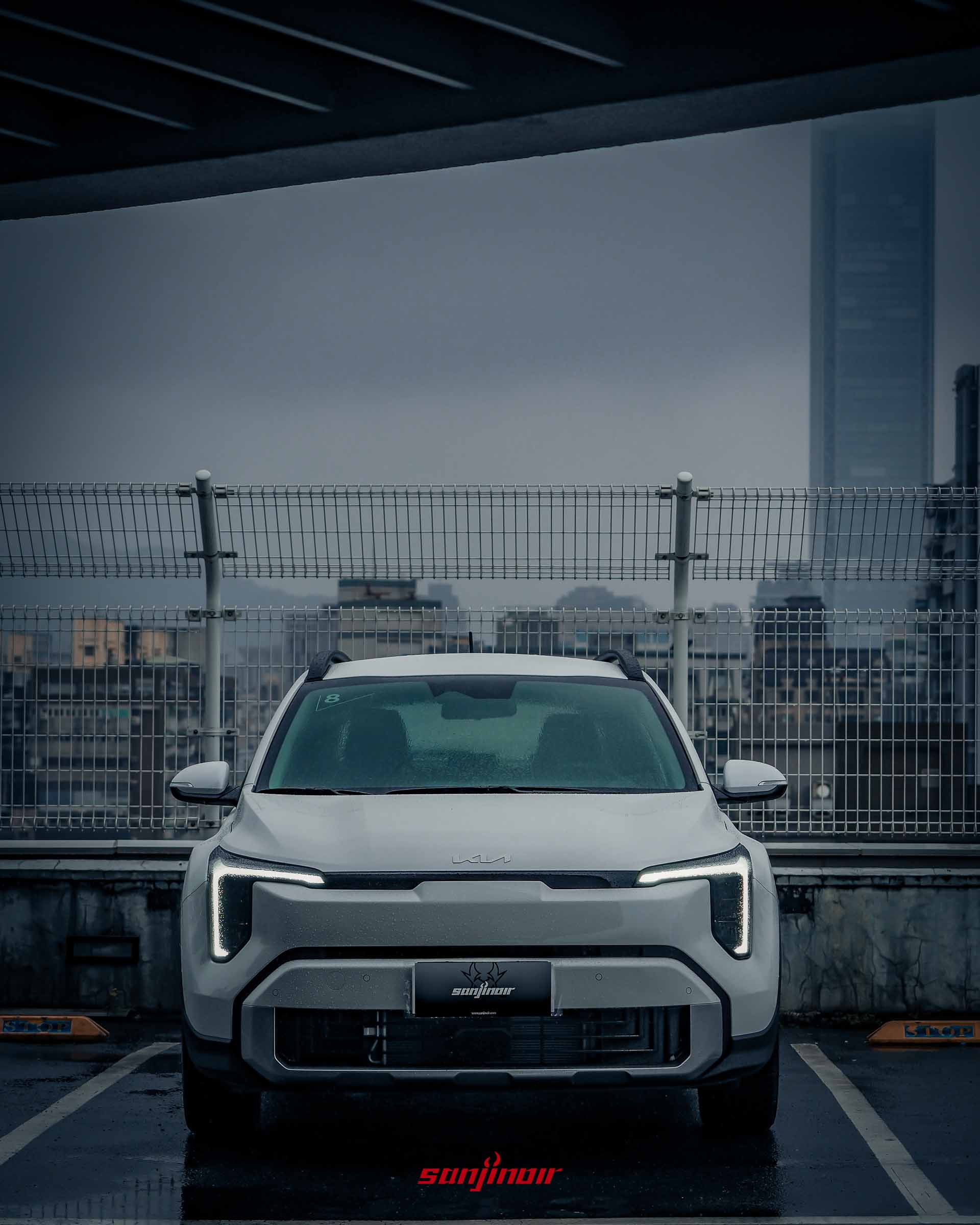 白色2026 Kia Stonic的車頭正面照,展示Digital Tiger Face封閉式水箱護罩與Star Map星圖式LED頭燈。