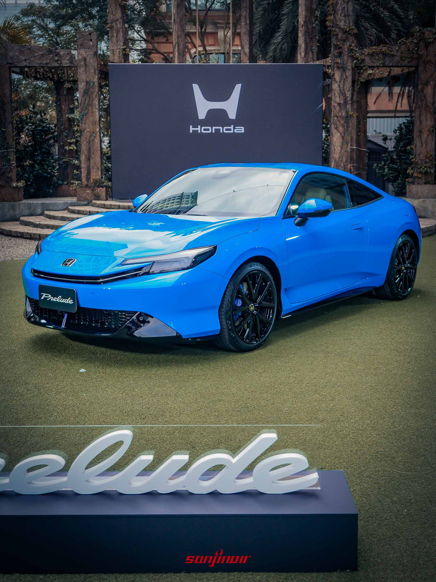 藍色Honda Prelude正面45度角特寫,展現銳利的LED頭燈與流線型車頭設計。