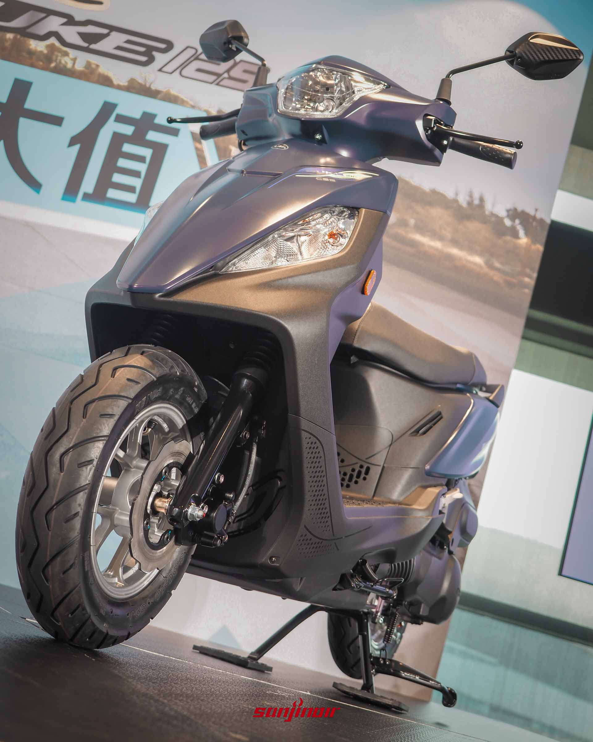 2026 SYM Duke迪爵125車頭低角度特寫，展現全新設計的斜板與前輪碟煞系統配置。
