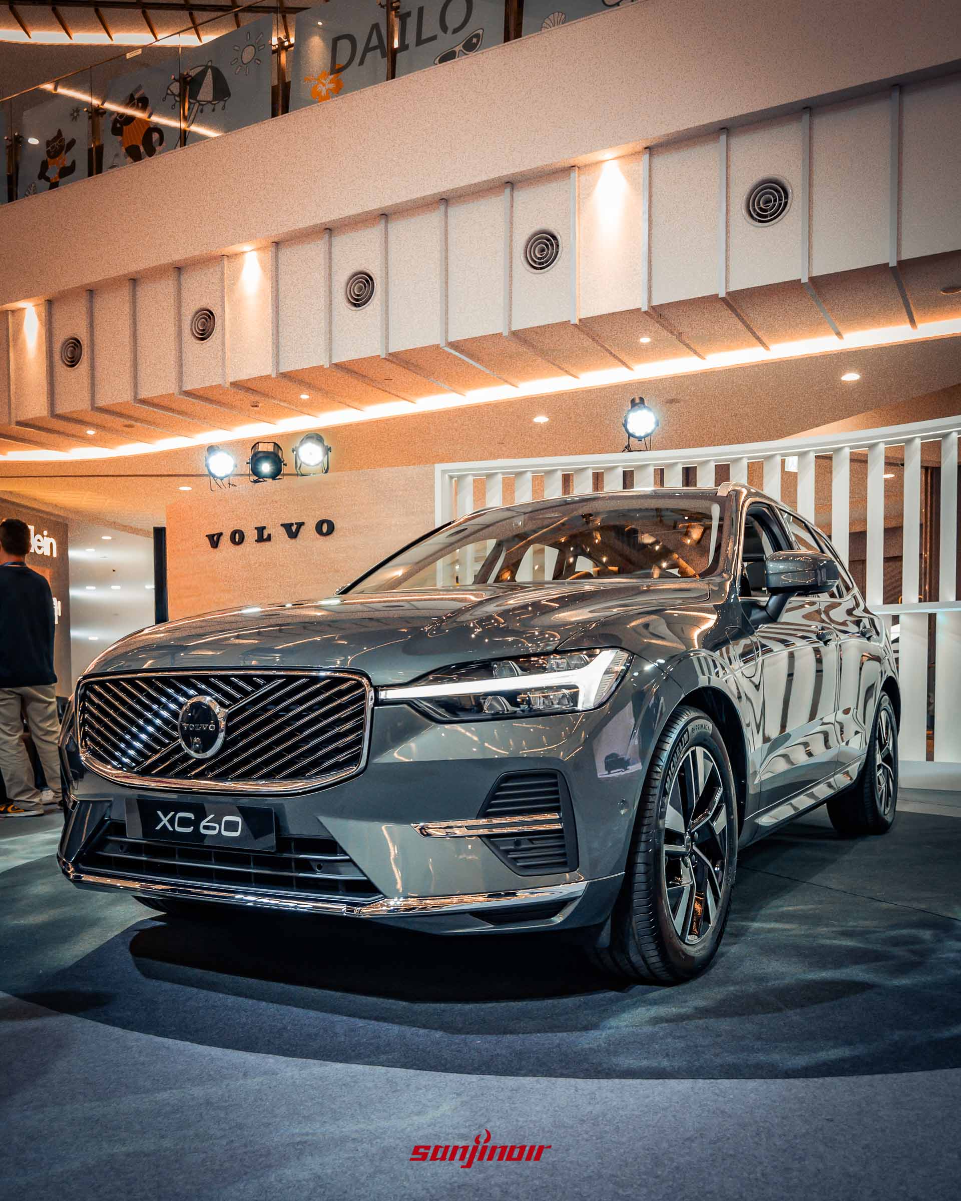 低角度拍攝的Volvo XC60，展示其雷神之鎚LED日行燈和亮黑外觀套件。